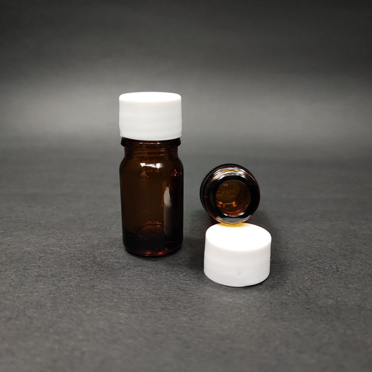 5 Cc Amber Cam Şişe + Kendinden Contalı Sızdırmaz Beyaz Kapak - 5 Ml Kahverengi Kapaklı Cam Şişe