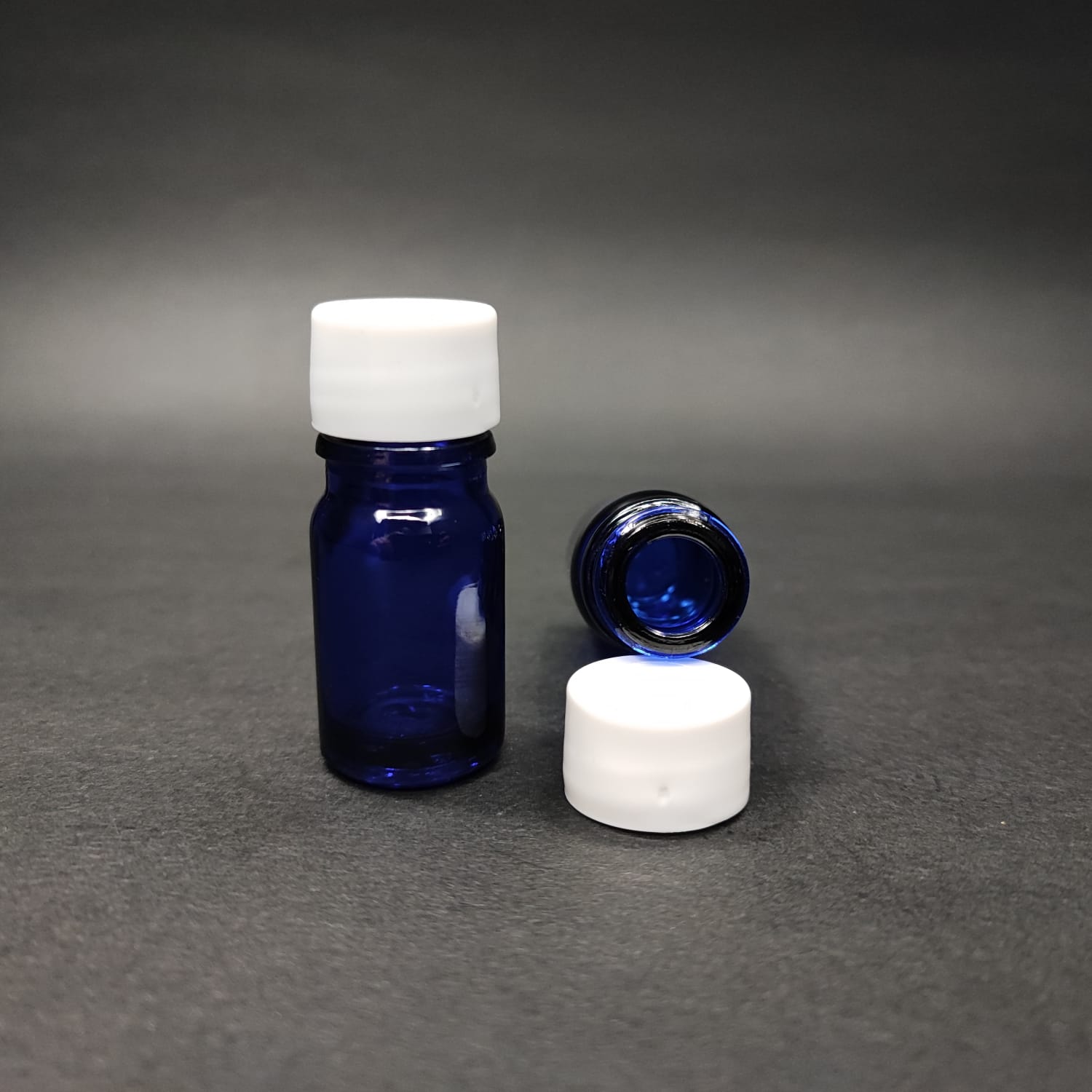 5 Cc Mavi Cam Şişe + Kendinden Contalı Sızdırmaz Beyaz Kapak - 5 Ml Kapaklı Cam Şişe