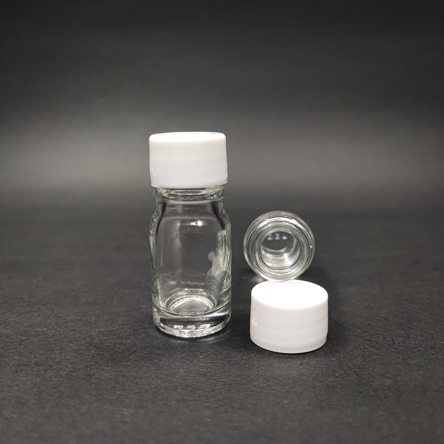 5 Cc Şeffaf Cam Şişe + Kendinden Contalı Sızdırmaz Beyaz Kapak - 20 Ml Kapaklı Cam Şişe