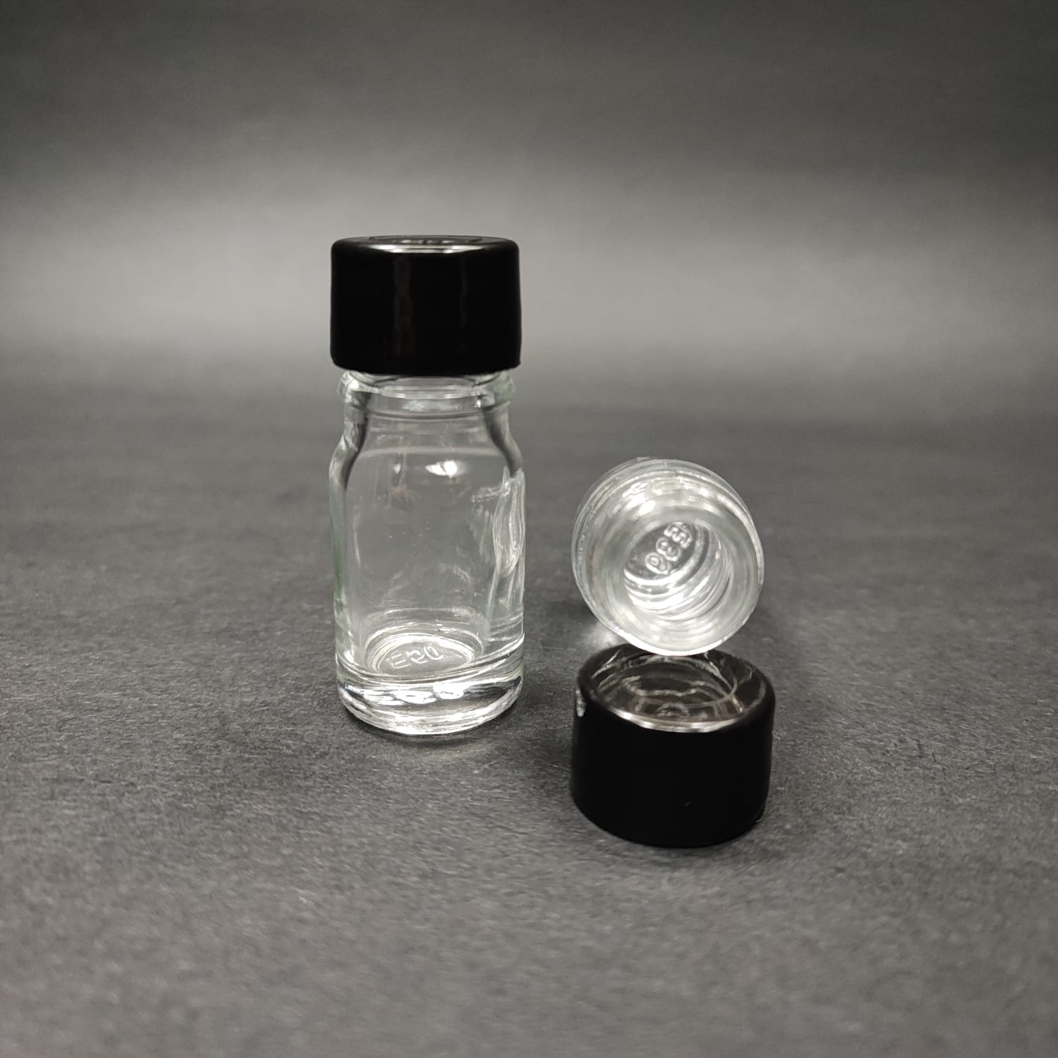 5 Cc Şeffaf Cam Şişe + Kendinden Contalı Sızdırmaz Siyah Kapak - 20 Ml Kapaklı Cam Şişe