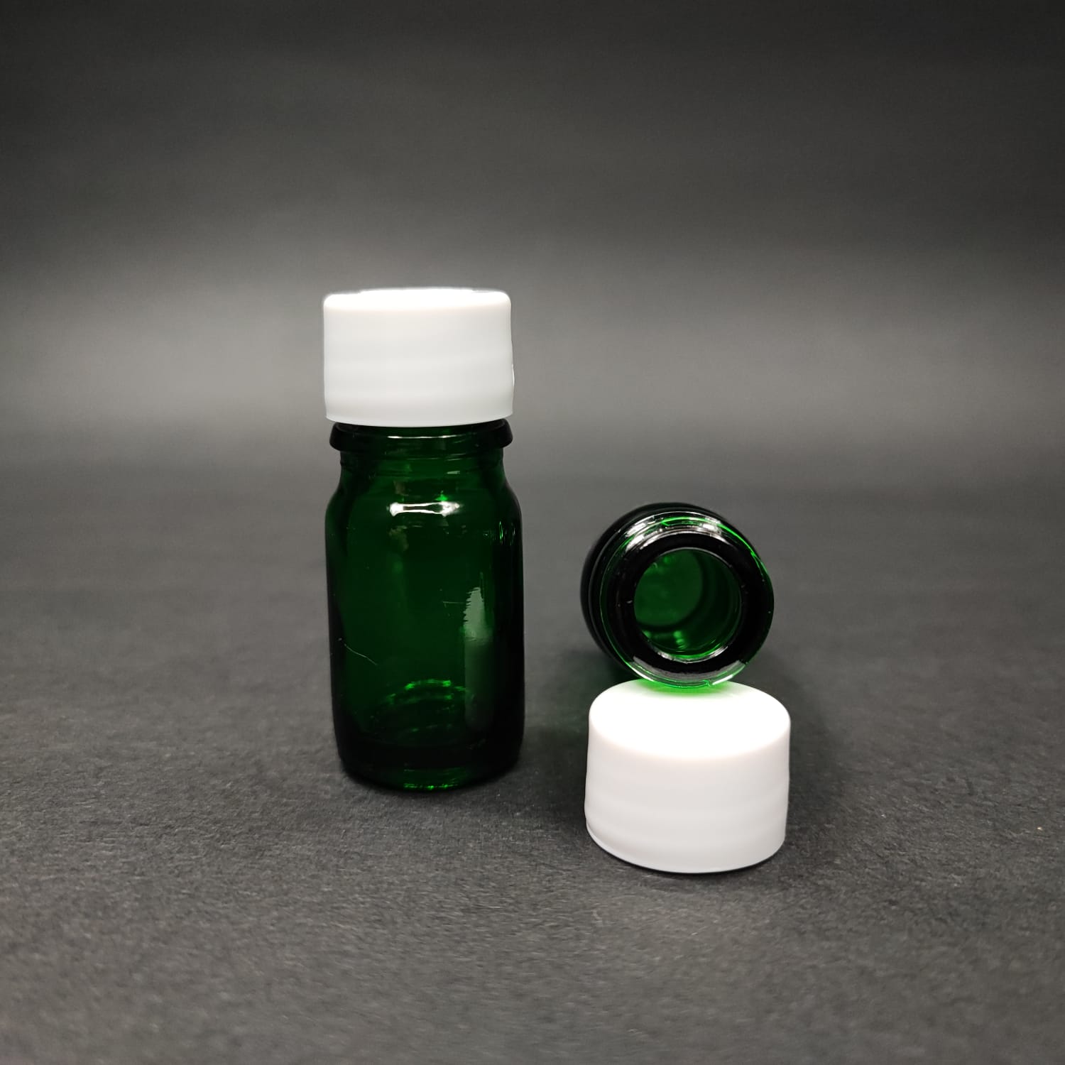 5 Cc Yeşil Cam Şişe + Kendinden Contalı Sızdırmaz Beyaz Kapak - 5 Ml Kapaklı Cam Şişe