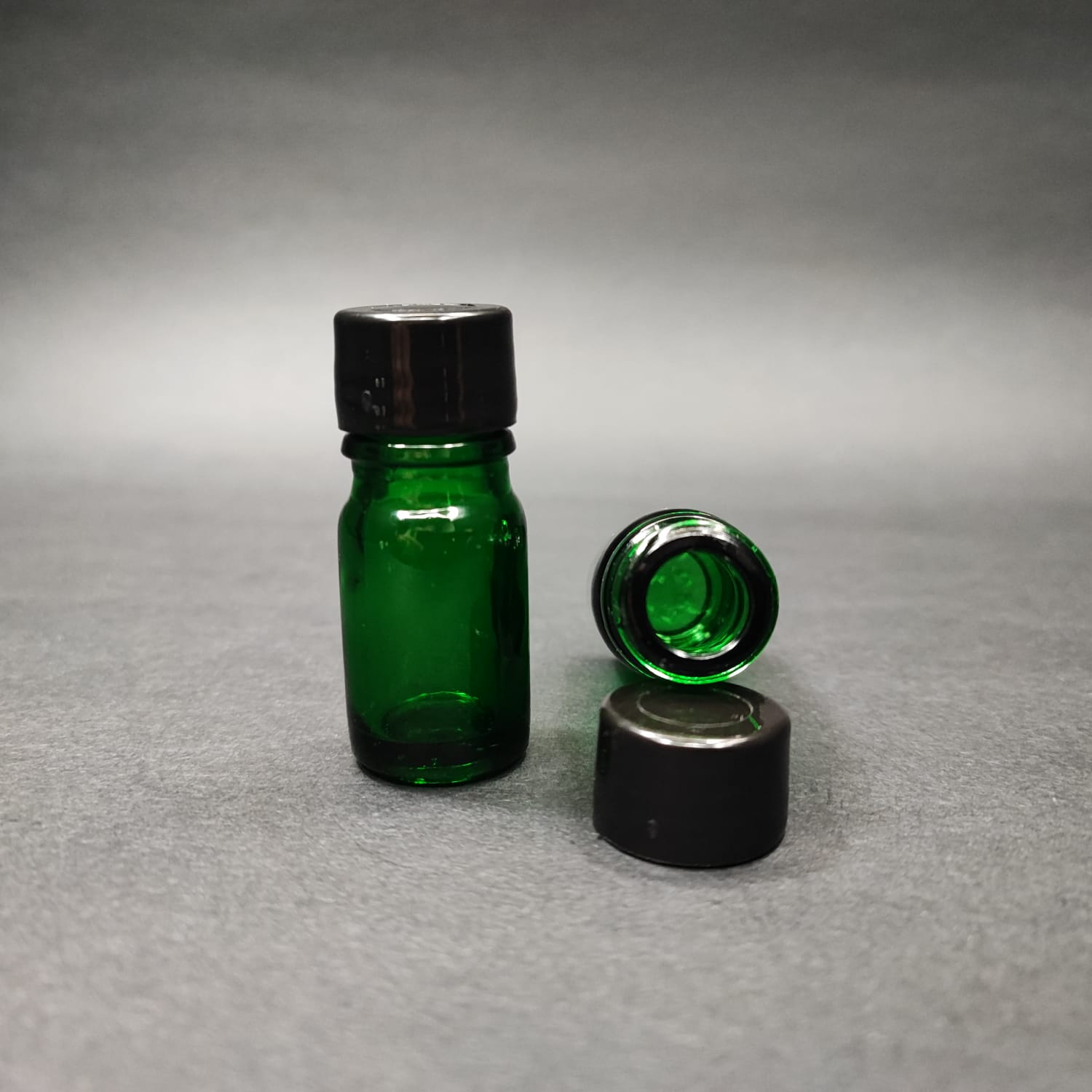 5 Cc Yeşil Cam Şişe + Kendinden Contalı Sızdırmaz Siyah Kapak - 5 Ml Kapaklı Cam Şişe