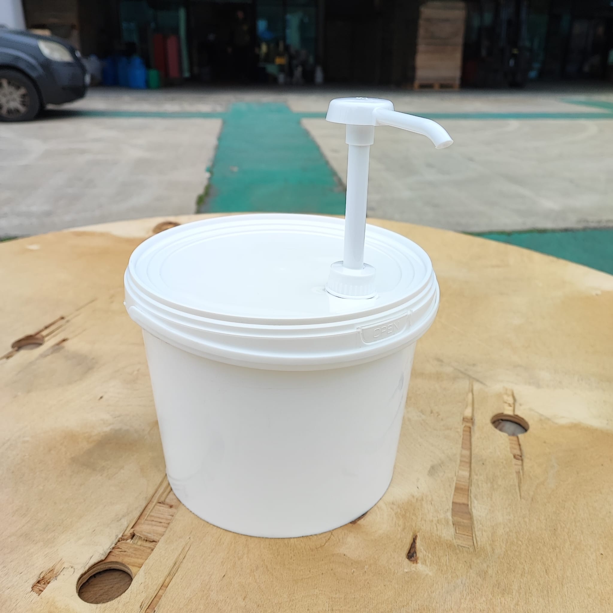 5 Litre Beyaz Kova + Dozajlı Pompa - Ketçap Kovası , Kolay Dolum Kovası , Sos Kovası , Şurup Kovası , Sabun Detarjan Kovası Gibi Yoğun Kıvamlı Sıvılarda Kolayca Kullanılır. (Demonte)