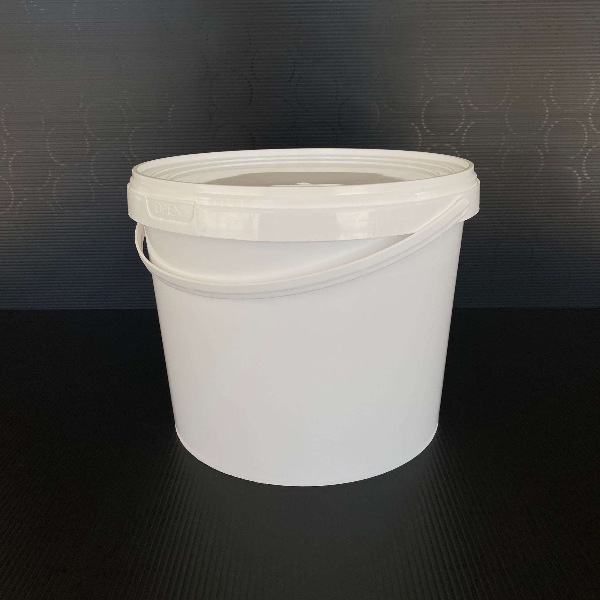 5 Litre Plastik Kova - Beyaz - 5 Lt Saplı Gıdaya Uygun Sızdırmaz Kilitli Kapaklı Kova - Yoğurt Kovası, Boya Kovası, Tahin Pekmez Kovası, Zeytin Kovası Vb Alanlarda Kullanılabilir.