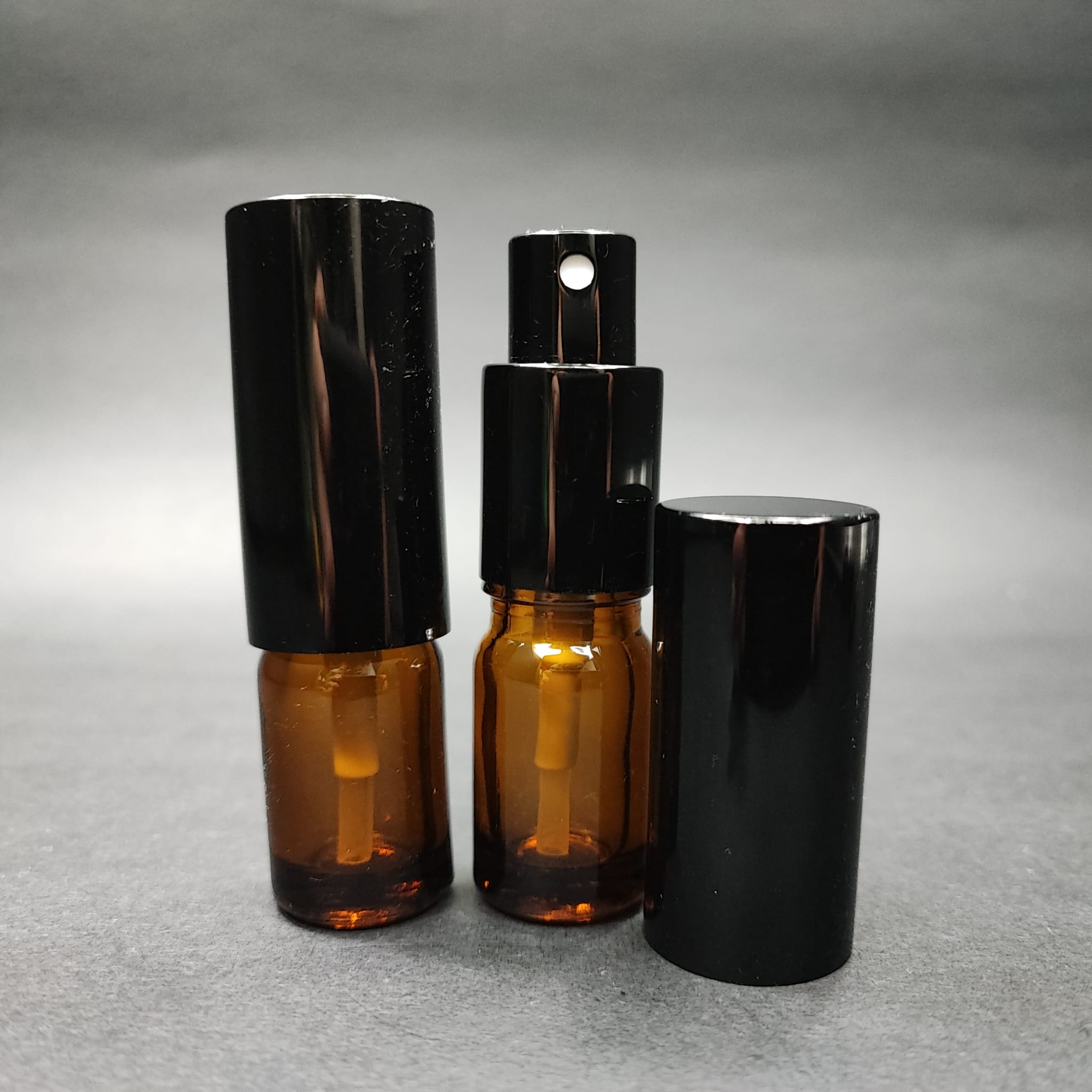 5 Ml Lüks Vidalı Valf Çevirme Parfüm Şişeleri - 5 Cc Amber Cam Şişe - Siyah Metal Spreyli Kapaklı Set