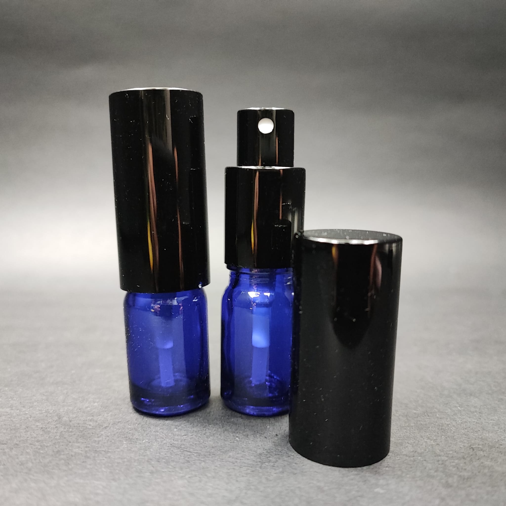 5 Ml Lüks Vidalı Valf Çevirme Parfüm Şişeleri - 5 Cc Mavi Cam Şişe - Siyah Metal Spreyli Kapaklı Set