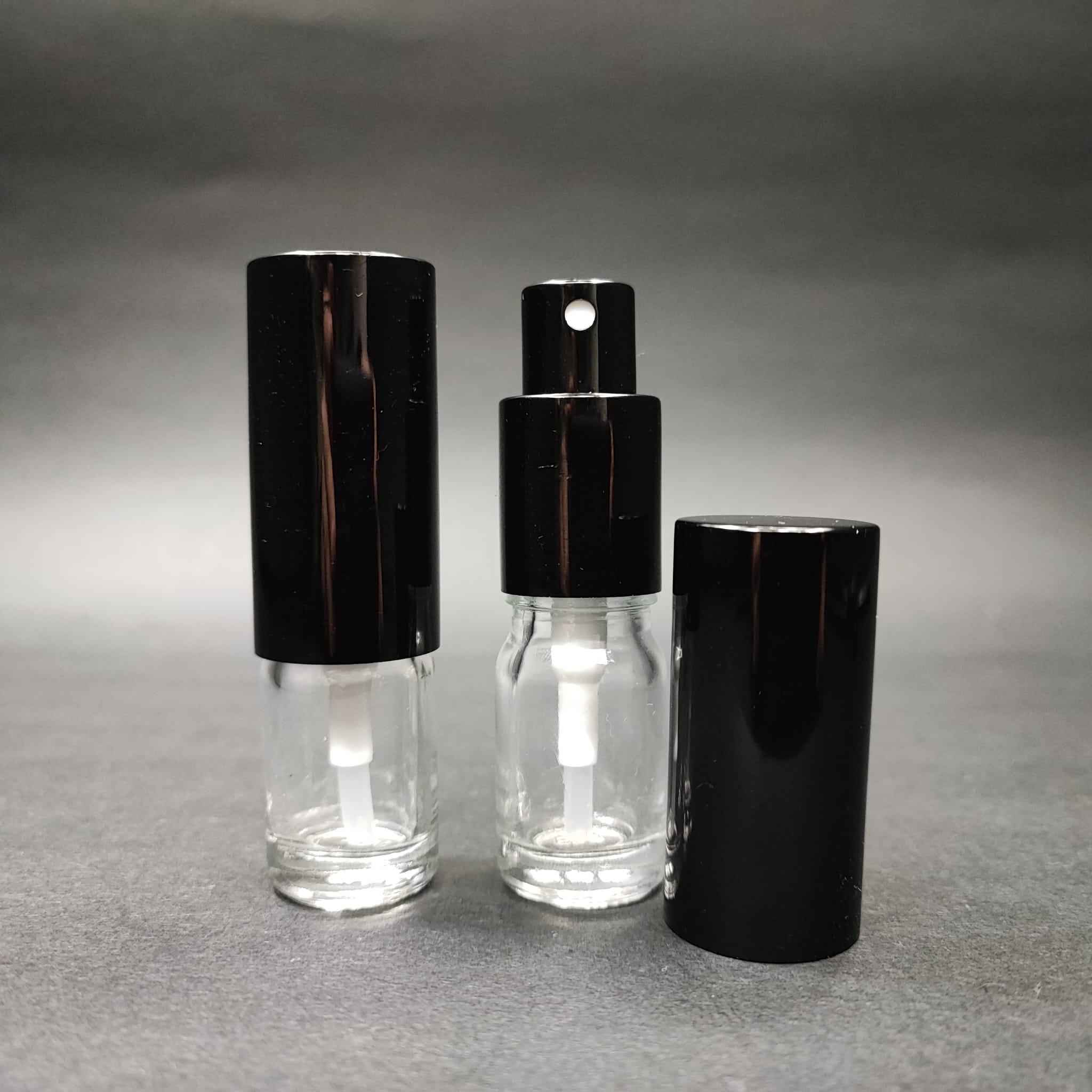 5 Ml Lüks Vidalı Valf Çevirme Parfüm Şişeleri - 5 Cc Şeffaf Cam Şişe - Siyah Metal Spreyli Kapaklı Set