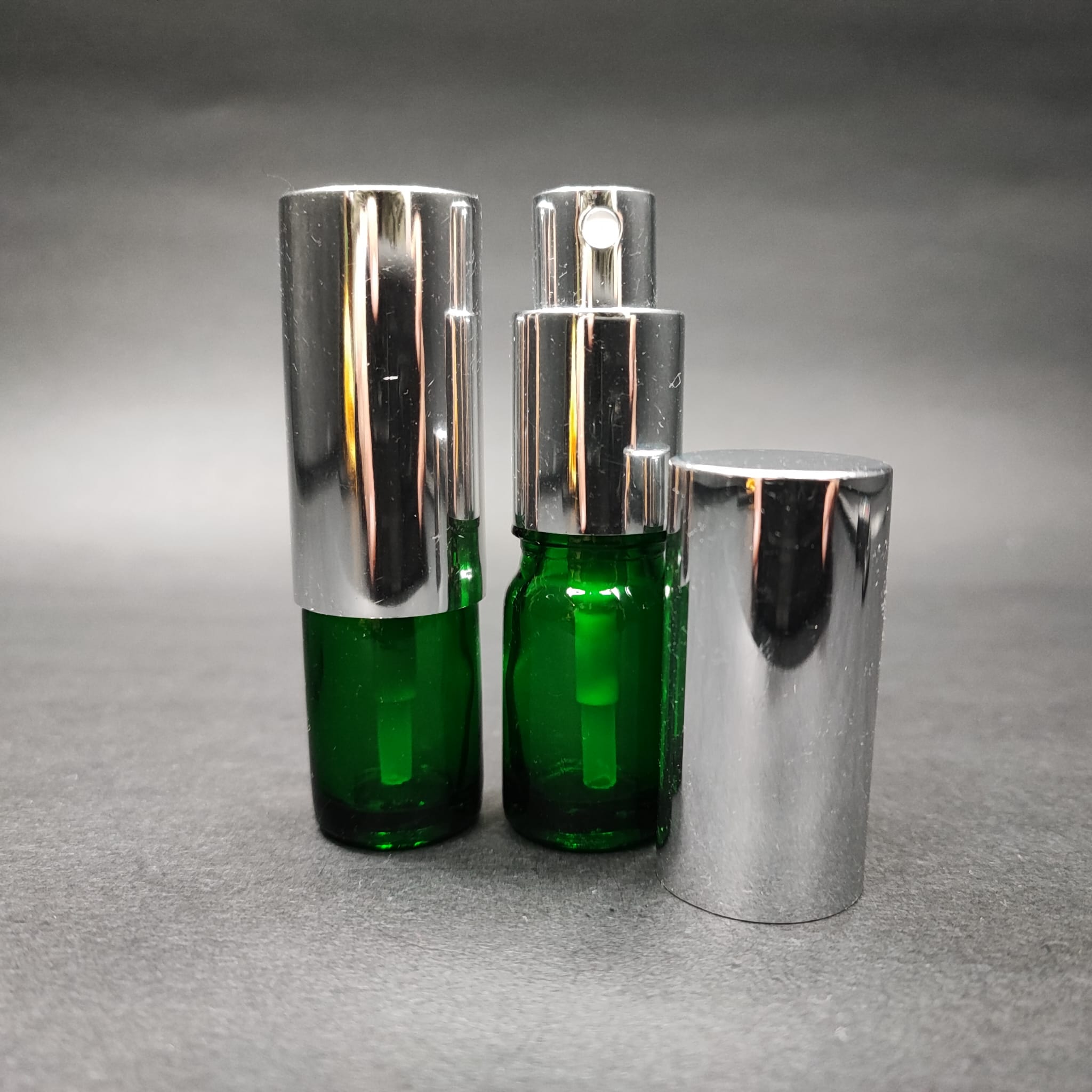 5 Ml Lüks Vidalı Valf Çevirme Parfüm Şişeleri - 5 Cc Yeşil Cam Şişe - Gümüş Metal Spreyli Kapaklı Set