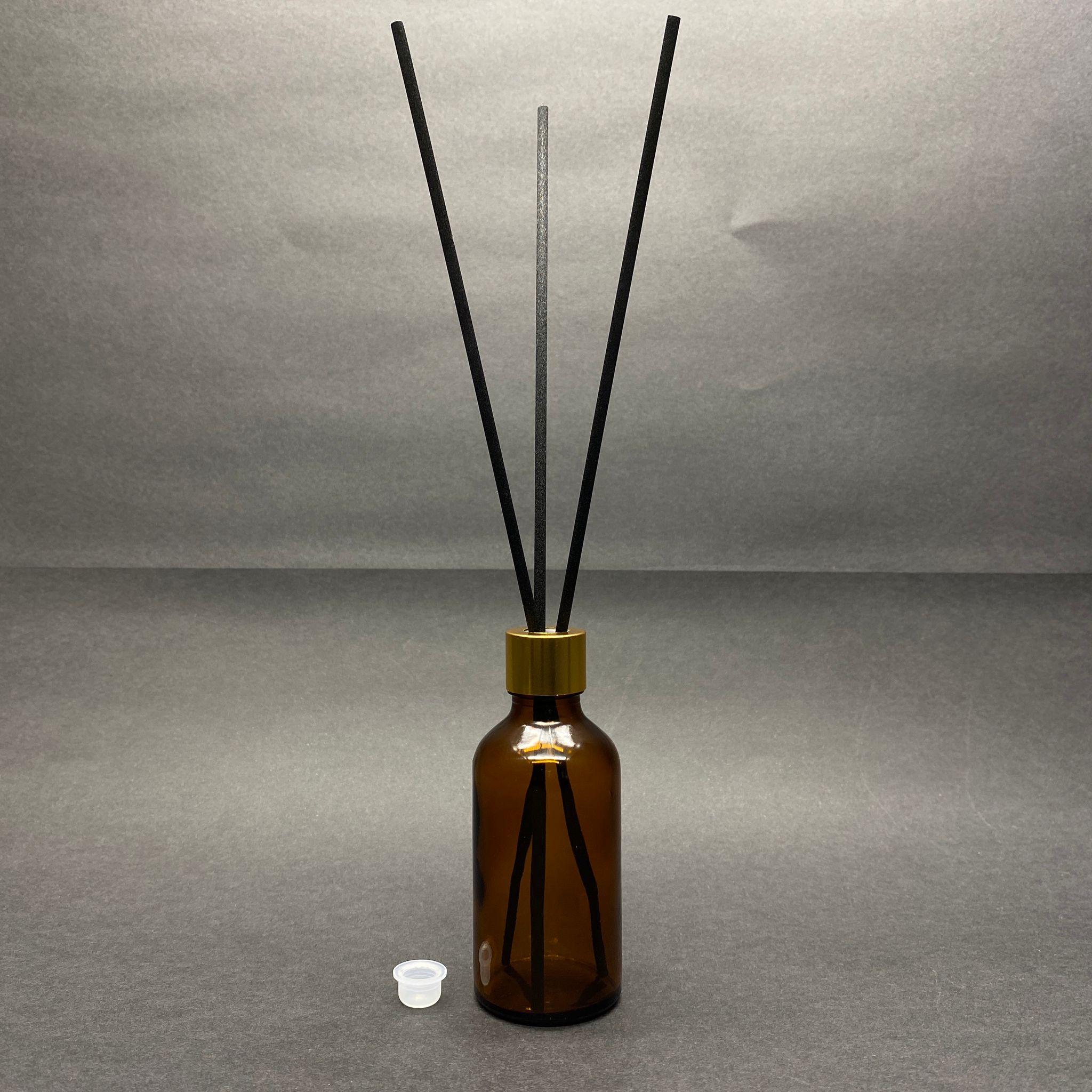50 Cc Amber Cam Bambu Oda Kokusu Şişesi - 50 Ml Çubuklu Bambu Oda Kokusu Şişesi - Difüzör Şişe- Cam Şişe + Gold Metal Kapak + Plastik Tıpa + 3 Adet Fiber Siyah Bambu Çubuk