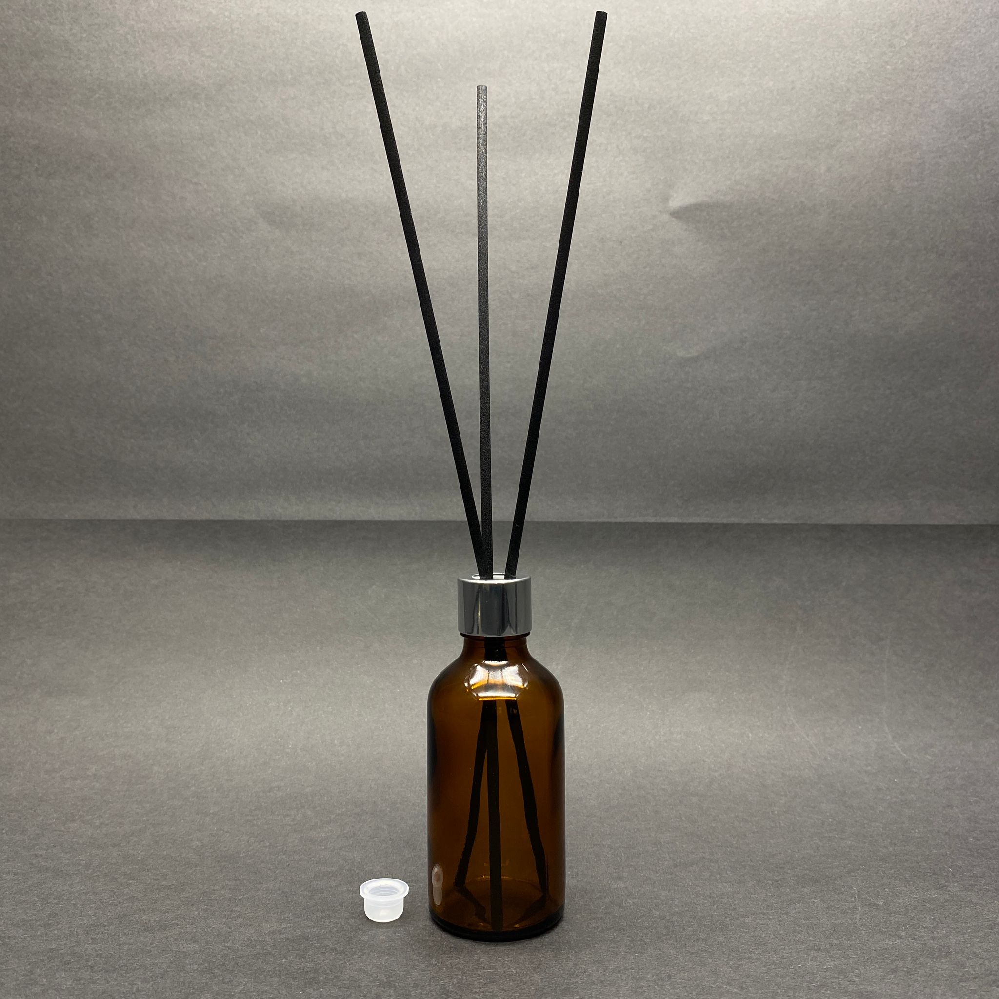50 Cc Amber Cam Bambu Oda Kokusu Şişesi - 50 Ml Çubuklu Bambu Oda Kokusu Şişesi - Difüzör Şişe- Cam Şişe + Gümüş Metal Kapak + Plastik Tıpa + 3 Adet Fiber Siyah Bambu Çubuk