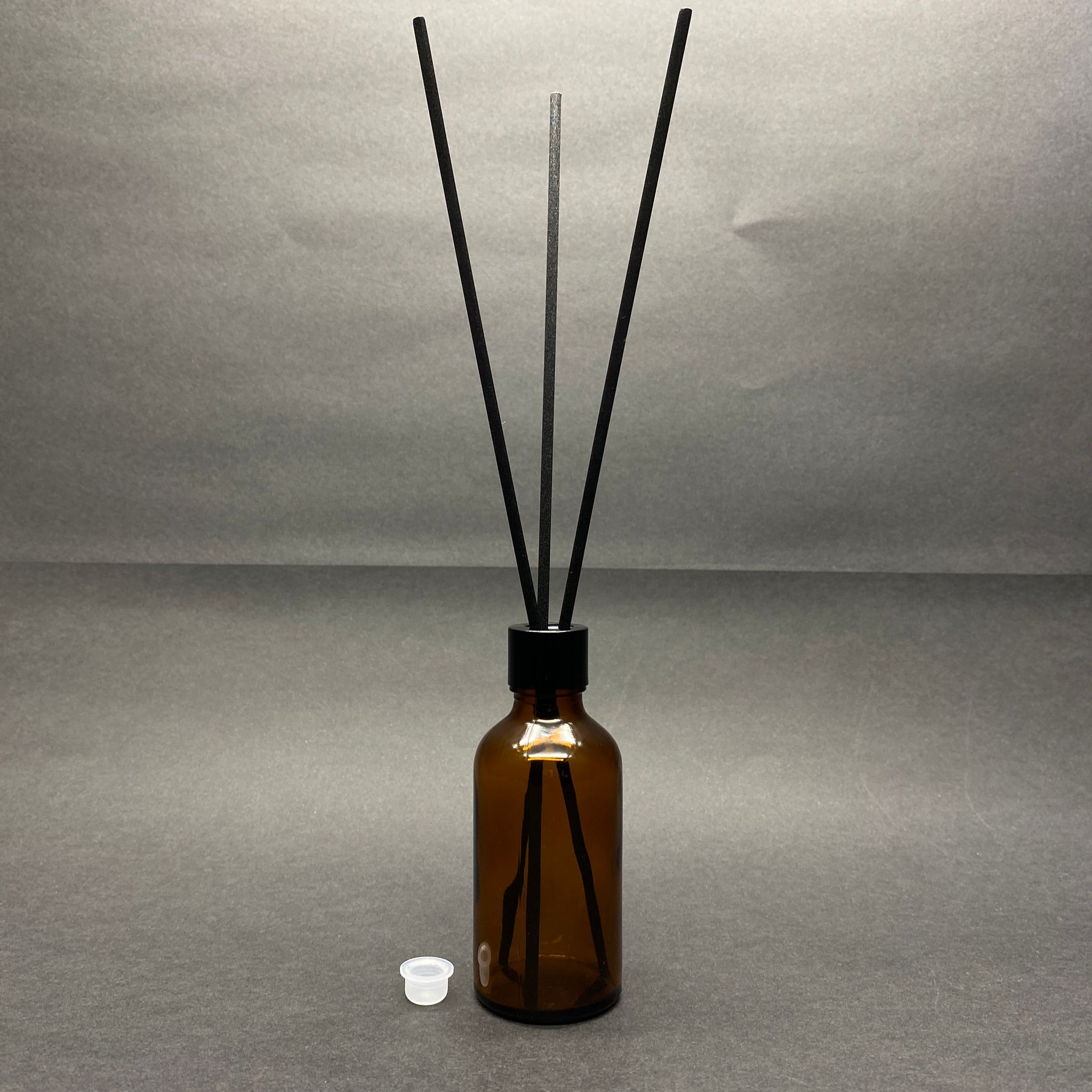 50 Cc Amber Cam Bambu Oda Kokusu Şişesi - 50 Ml Çubuklu Bambu Oda Kokusu Şişesi - Difüzör Şişe- Cam Şişe + Siyah Metal Kapak + Plastik Tıpa + 3 Adet Fiber Siyah Bambu Çubuk