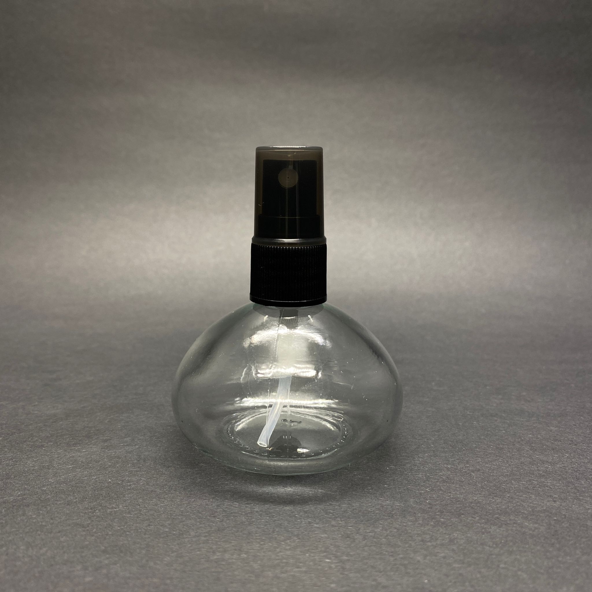 50 Cc Basık Cam Şişe + Siyah Sprey Fısfıs - 50 Ml Hediyelik Cam Kolonya Şişesi - Düğün, Nişan, Söz, Kına, Cenaze, Promosyon İçin Hediyelik Kolonya Şişeleri