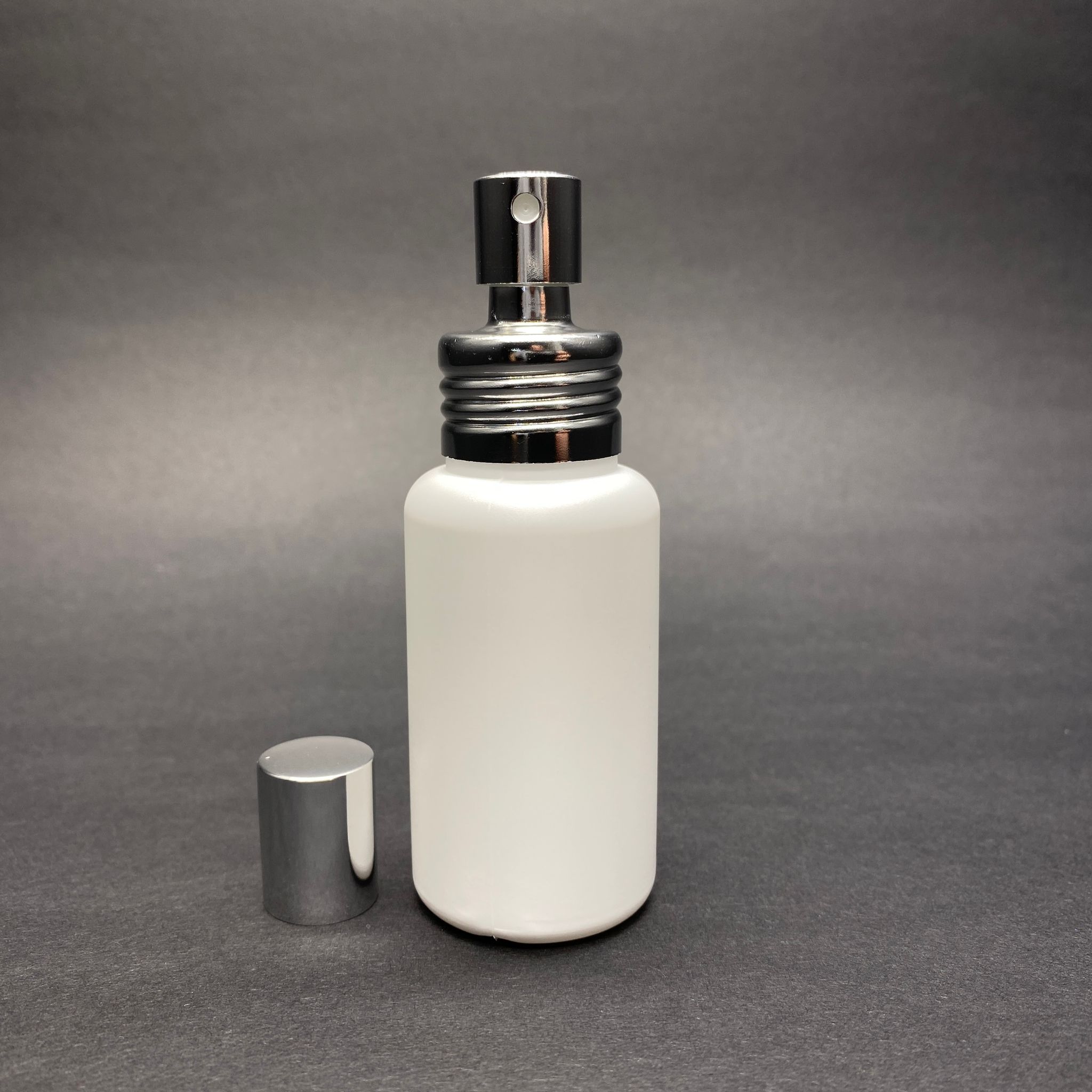50 Cc Beyaz Polietilen Parfüm Kolonya Şişesi - Metal Spreyli Takım - 50 Ml Lüx Spreyli Parfüm - Kolonya Şişesi (Vidalı Ağız, Manüel Kapanıp Açılabilir)