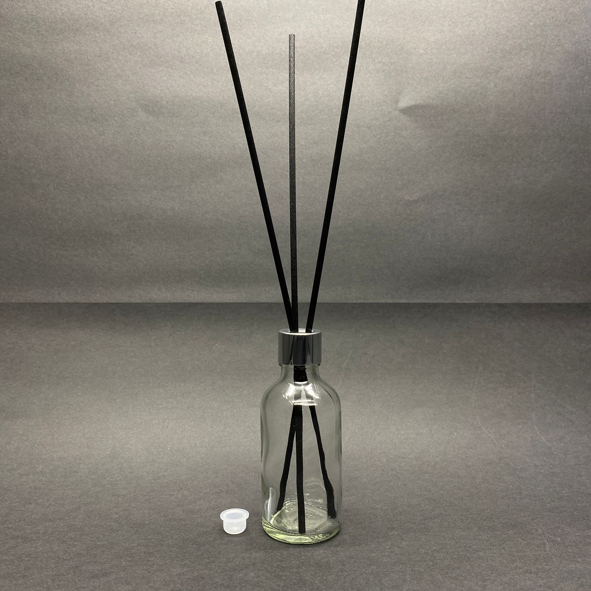 50 Cc Cam Bambu Oda Kokusu Şişesi - 50 Ml Çubuklu Bambu Oda Kokusu Şişesi - Difüzör Şişe- Cam Şişe + Gümüş Metal Kapak + Plastik Tıpa + 3 Adet Fiber Siyah Bambu Çubuk