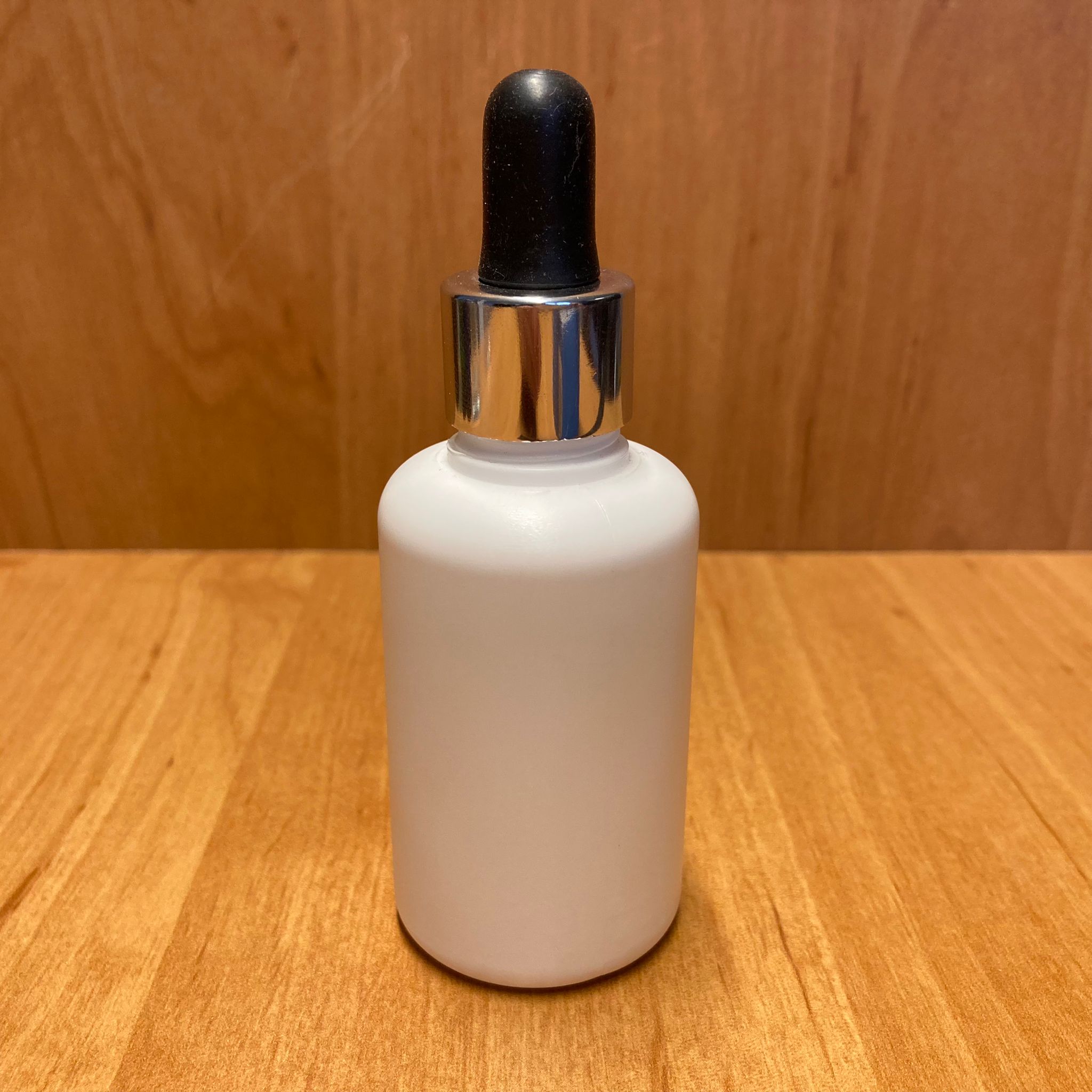 50 Cc Cam Damlalıklı Porselen Görünümlü Plastik Şişe - Siyah Emzik - Gümüş Metalik Kapak - 50 Ml Cam Damlalıklı Plastik Şişe