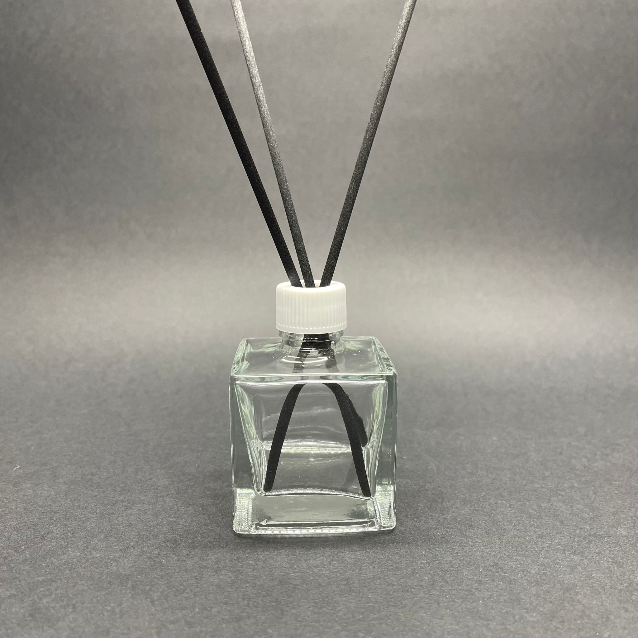 50 Cc Kare Bambu Cam Bambu Oda Kokusu Şişesi - 50 Ml Çubuklu Köşeli Bambu Oda Kokusu Şişesi - Difüzör Şişe- Cam Şişe + Beyaz Kapak + Plastik Tıpa + 3 Adet Fiber Siyah Bambu Çubuk