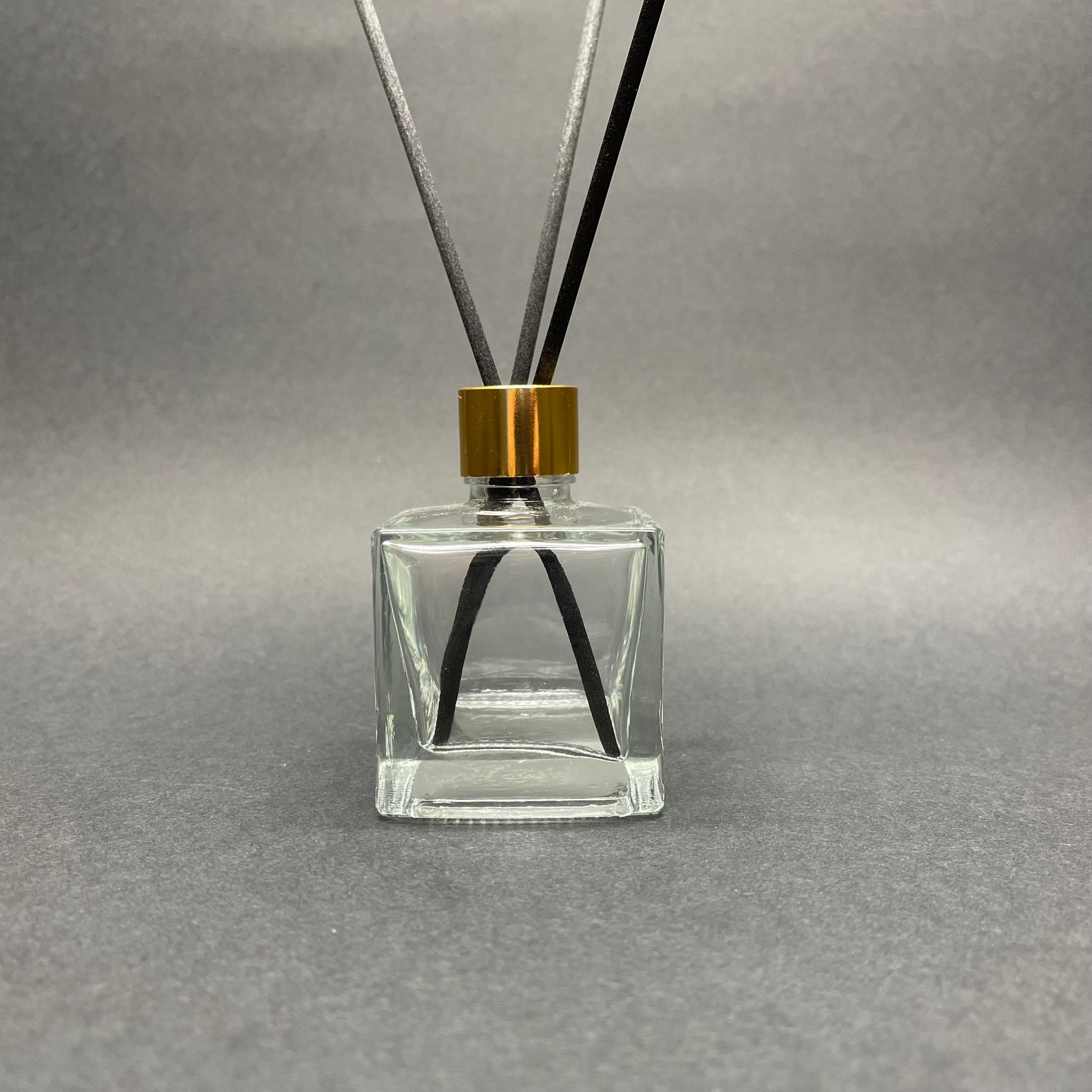 50 Cc Kare Bambu Cam Bambu Oda Kokusu Şişesi - 50 Ml Çubuklu Köşeli Bambu Oda Kokusu Şişesi - Difüzör Şişe- Cam Şişe + Gold Metal Kapak + Plastik Tıpa + 3 Adet Fiber Siyah Bambu Çubuk