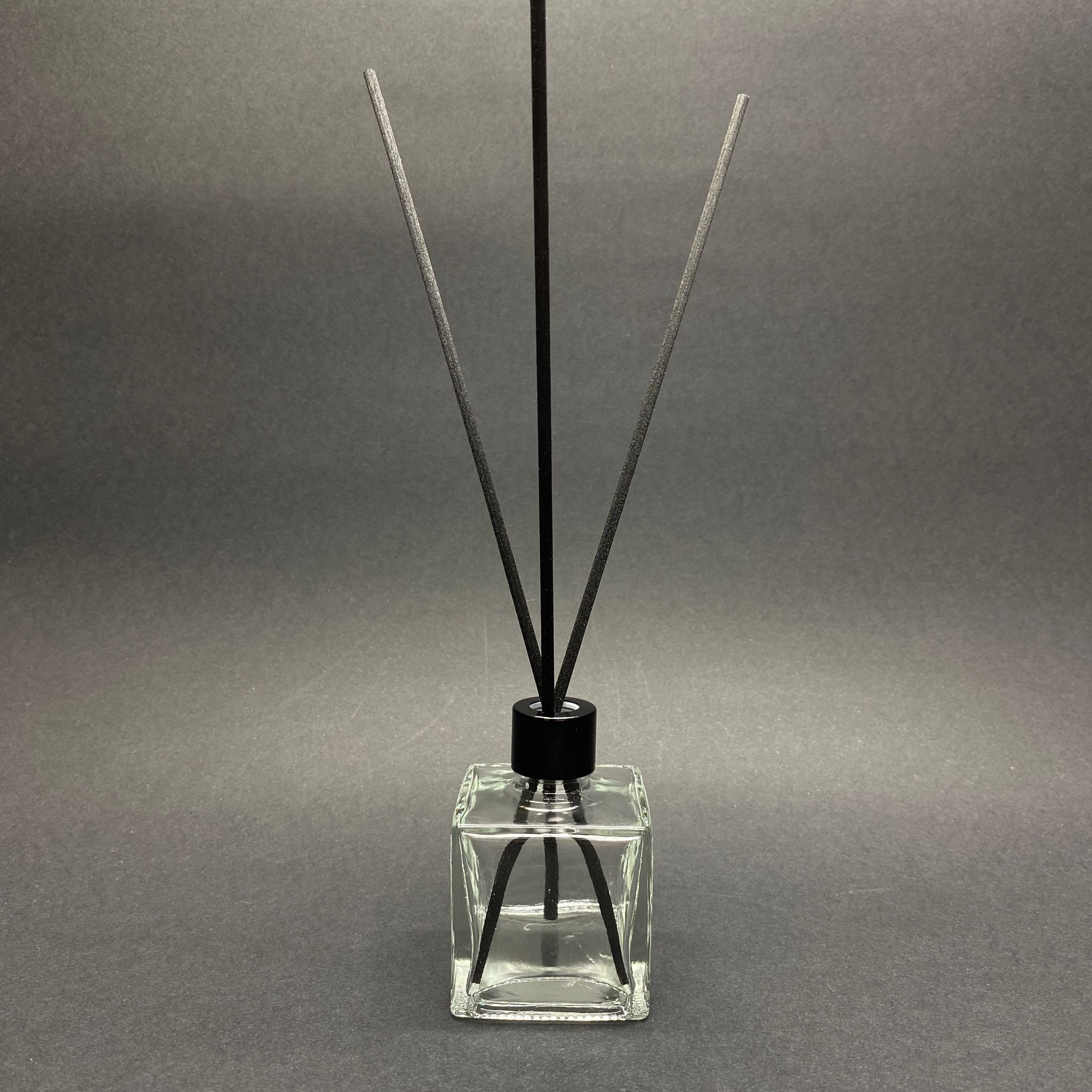 50 Cc Kare Bambu Cam Bambu Oda Kokusu Şişesi - 50 Ml Çubuklu Köşeli Bambu Oda Kokusu Şişesi - Difüzör Şişe- Cam Şişe + Siyah Metal Kapak + Plastik Tıpa + 3 Adet Fiber Siyah Bambu Çubuk