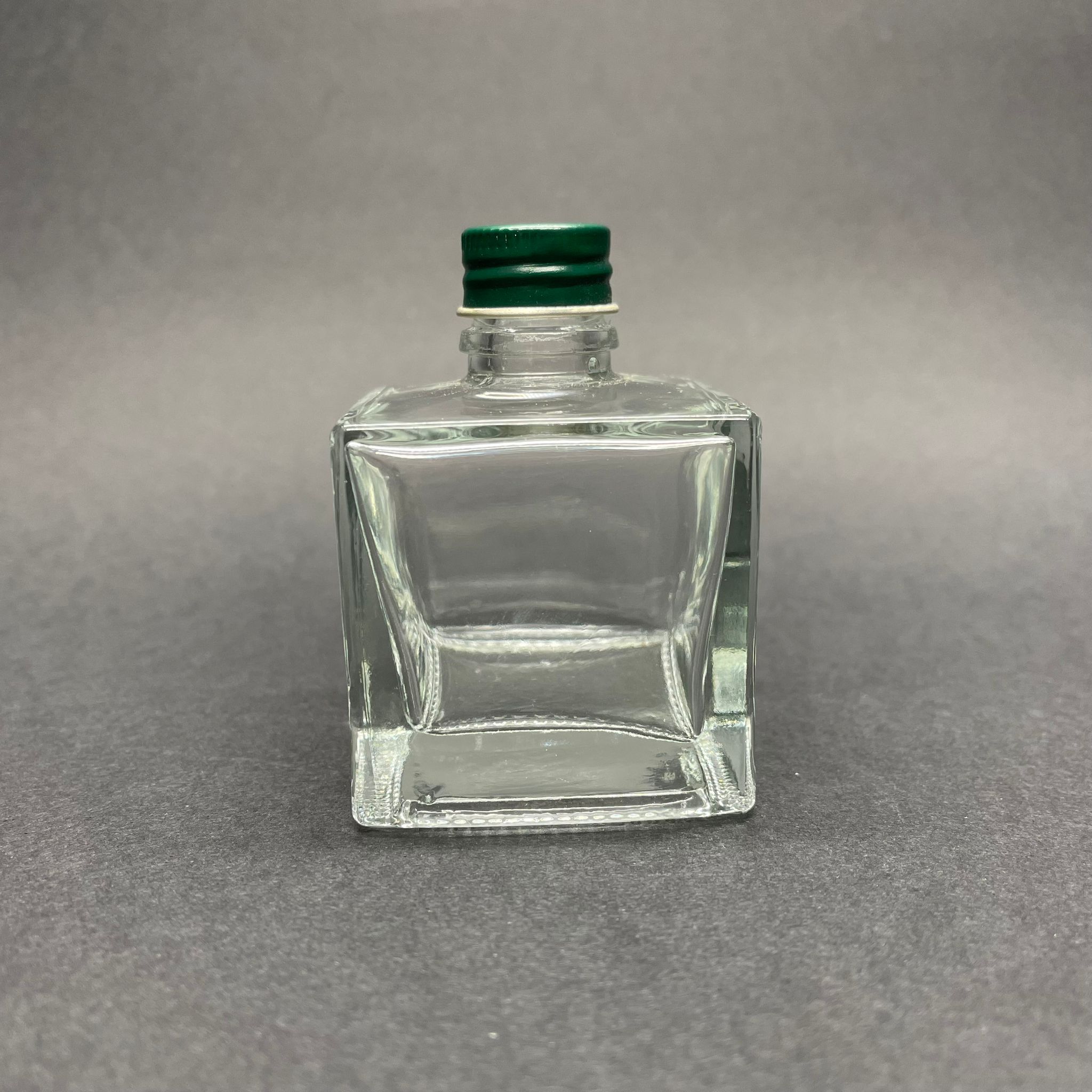 50 Cc Kare Şişe - Vidalı Yeşil Metal Kapaklı - 50 Ml Köşeli Cam Şişe