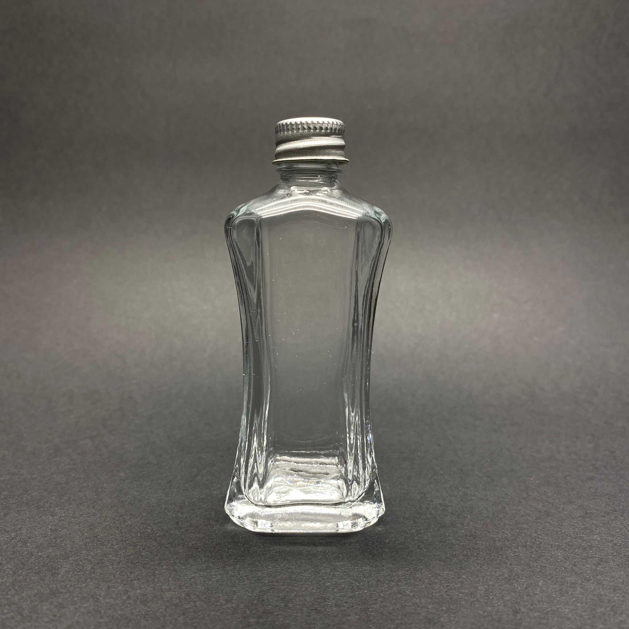 50 Cc Milano Model Cam Şişe - Metal Gümüş Kapaklı - 50 Ml Lüks Cam Şişe (Camın Kalınlığı İle İlgili +/- 5 Ml Tolerans Olabilir)