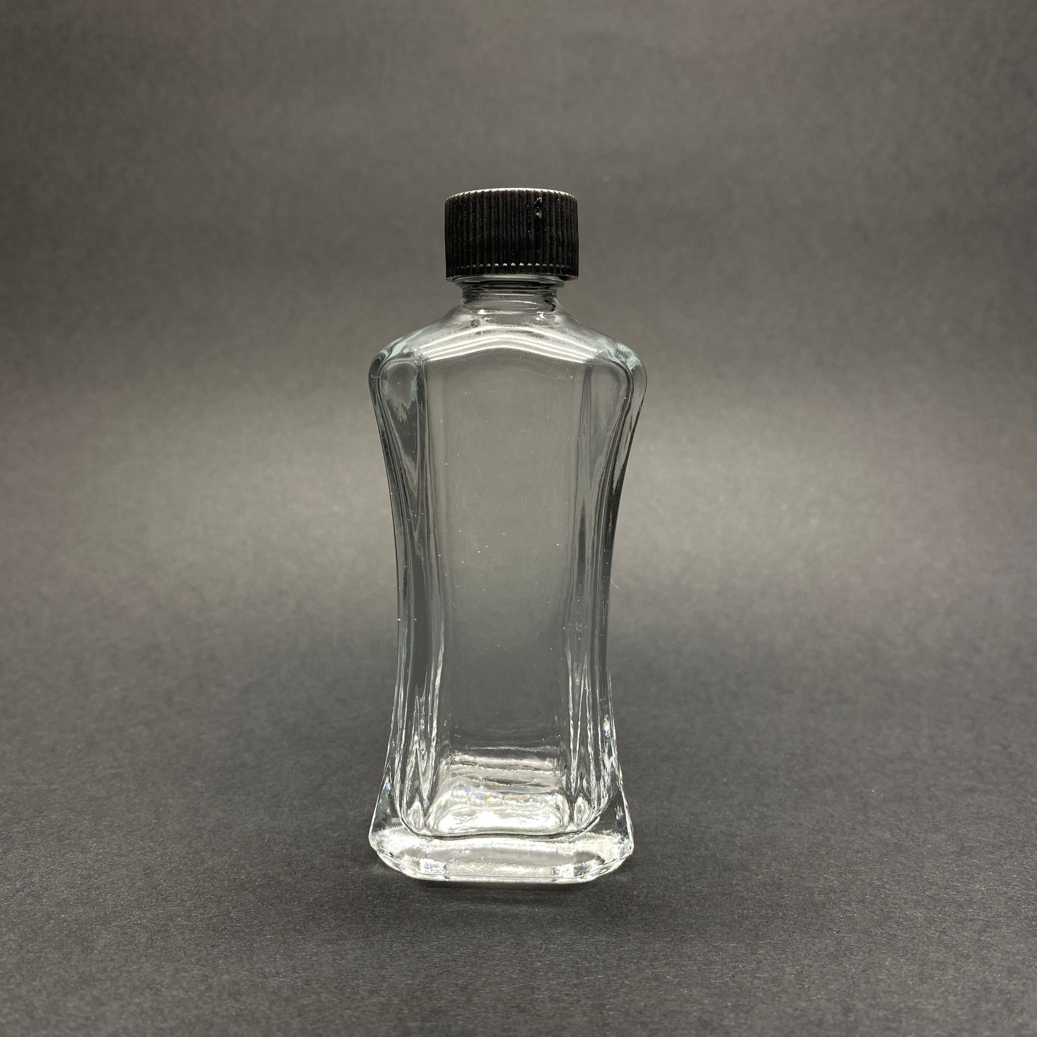 50 Cc Milano Model Cam Şişe - Siyah Kapaklı - 50 Ml Lüks Cam Şişe (Camın Kalınlığı İle İlgili +/- 5 Ml Tolerans Olabilir)