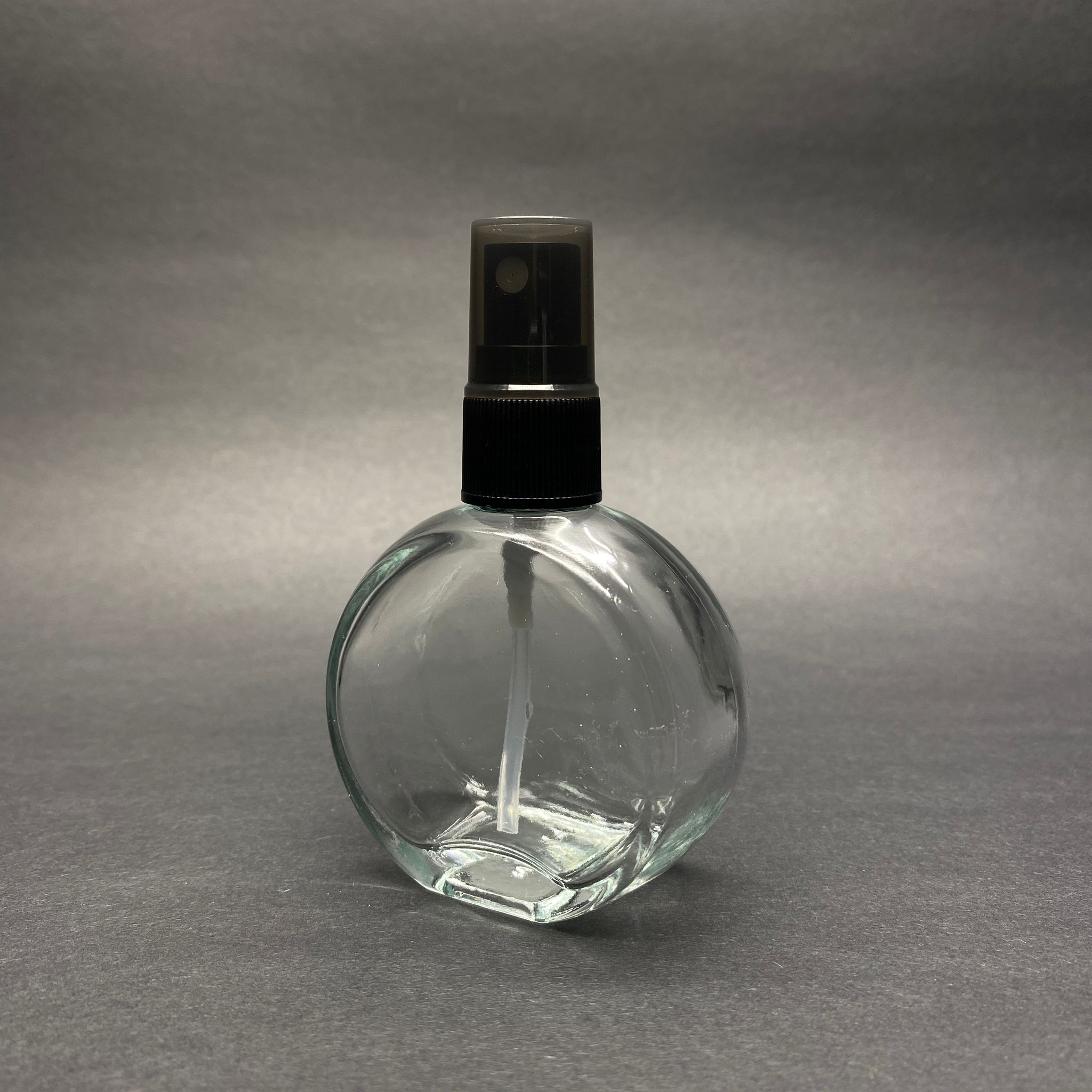50 Cc Oval Yassı Yuvarlak Cam Şişe + Siyah Sprey Fısfıs - 50 Ml Hediyelik Cam Kolonya Şişesi - Düğün, Nişan, Söz, Kına, Cenaze, Promosyon İçin Hediyelik Kolonya Şişeleri