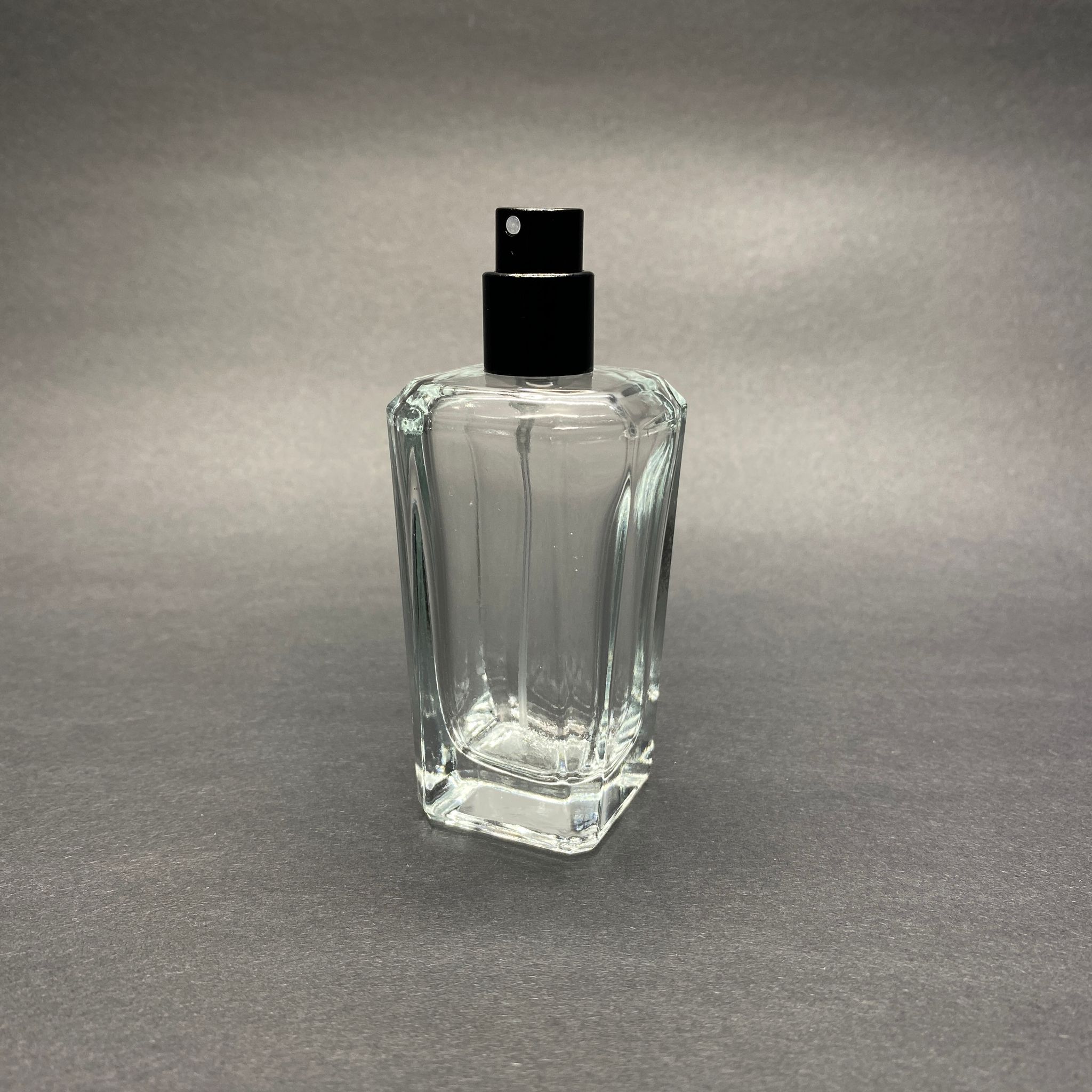 50 Ml Köşeli Model Mira Parfüm Şişesi - Siyah Metal Spreyli (Ağız 15 Mm Geçme Kolay Kapama)