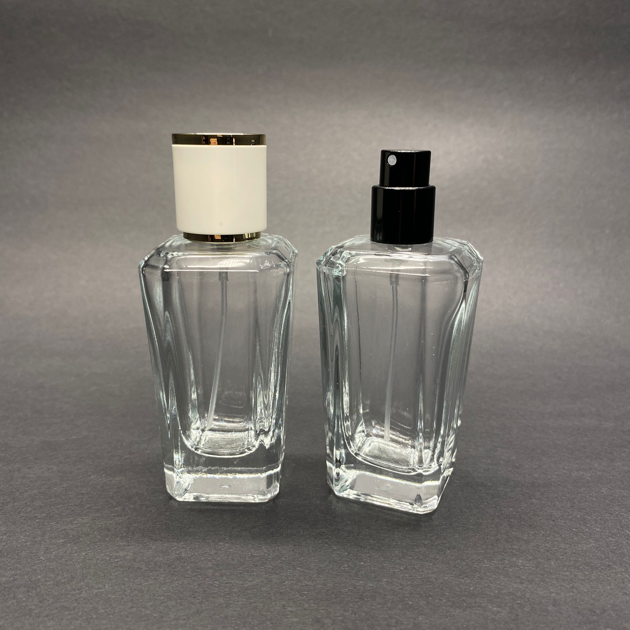 50 Ml Köşeli Model Mira Parfüm Şişesi - Siyah Metal Spreyli + Gold Beyaz Kapaklı (Ağız 15 Mm Geçme Kolay Kapama)