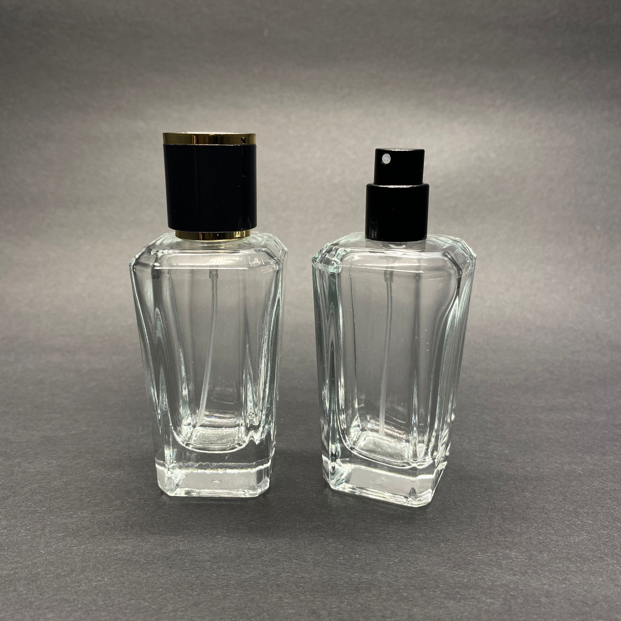 50 Ml Köşeli Model Mira Parfüm Şişesi - Siyah Metal Spreyli + Gold Siyah Kapaklı (Ağız 15 Mm Geçme Kolay Kapama)