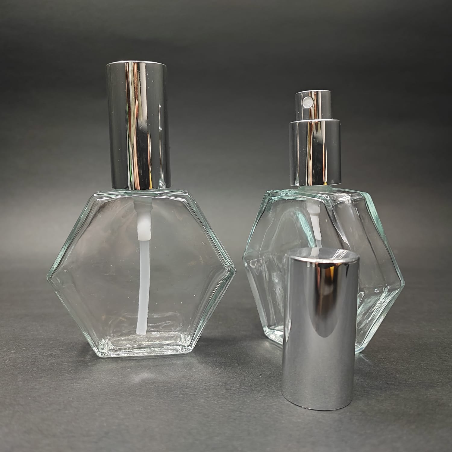 50 Ml Lüks Vidalı Valf Çevirme Parfüm Şişeleri - 50 Cc Altıgen Şeffaf Cam Şişe - Gümüş Metal Spreyli Kapaklı Set