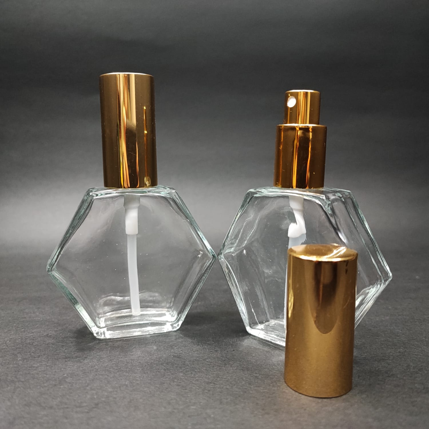 50 Ml Lüks Vidalı Valf Çevirme Parfüm Şişeleri - 50 Cc Altıgen Şeffaf Cam Şişe - Siyah Gold Spreyli Kapaklı Set