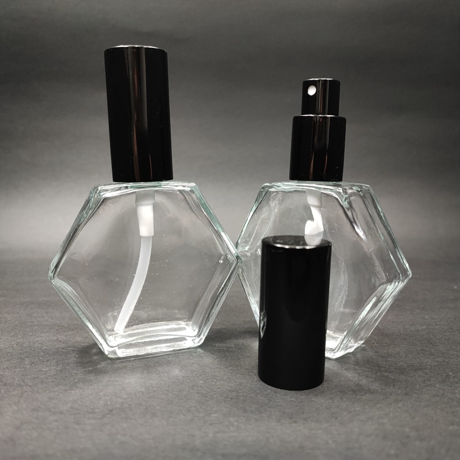 50 Ml Lüks Vidalı Valf Çevirme Parfüm Şişeleri - 50 Cc Altıgen Şeffaf Cam Şişe - Siyah Metal Spreyli Kapaklı Set
