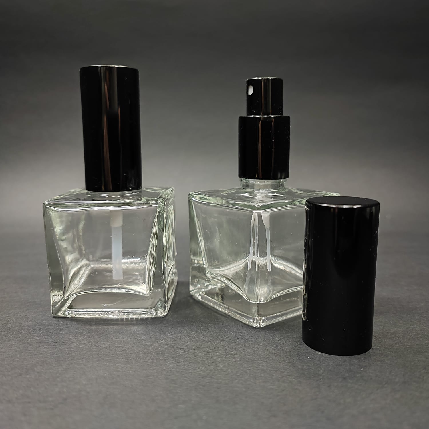 50 Ml Lüks Vidalı Valf Çevirme Parfüm Şişeleri - 50 Cc Kare Cam Şişe - Siyah Metal Spreyli Kapaklı Set