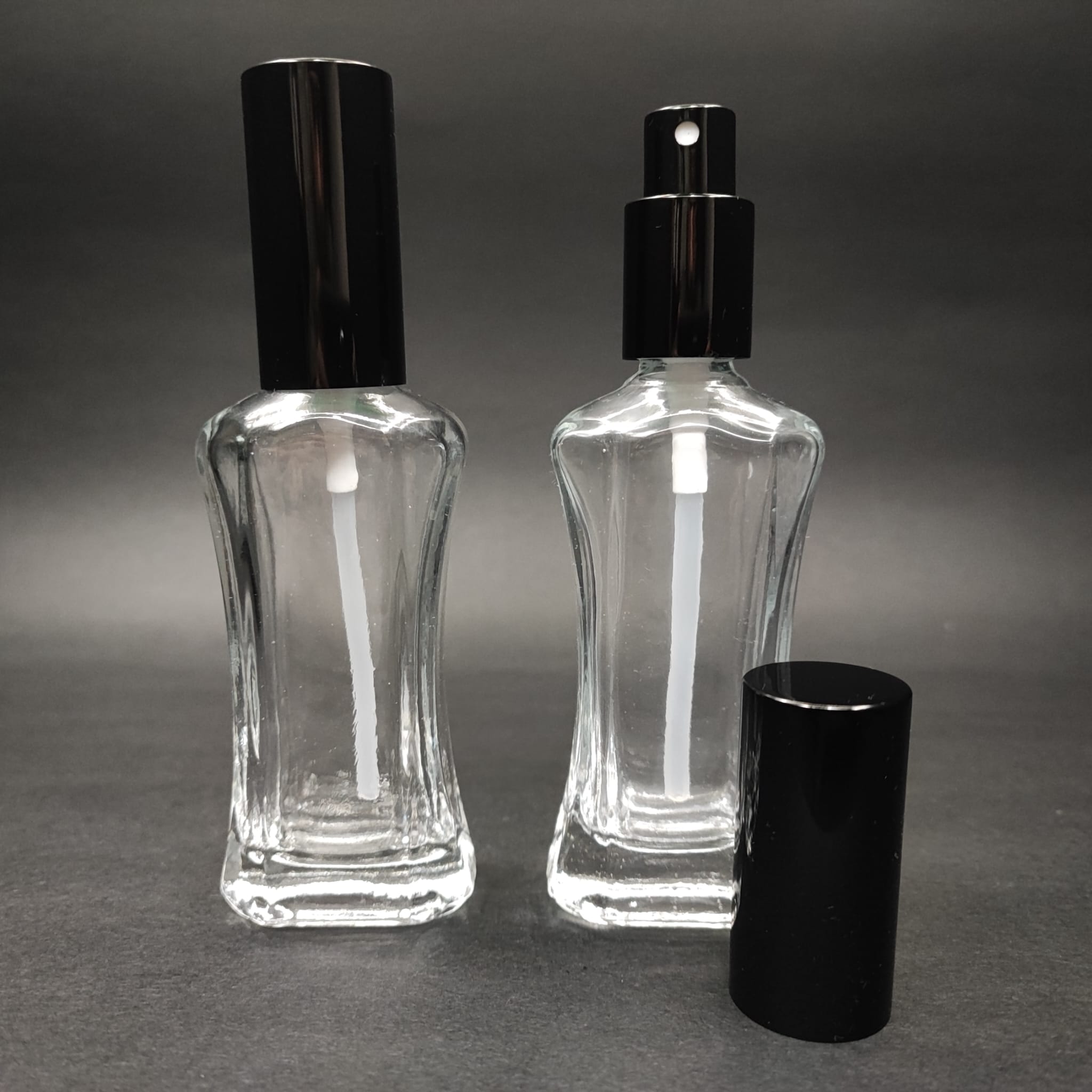 50 Ml Lüks Vidalı Valf Çevirme Parfüm Şişeleri - 50 Cc Milano Cam Şişe - Gümüş Metal Spreyli Kapaklı Set (Camın Kalınlığı İle İlgili +/- 5 Ml Tolerans Olabilir)