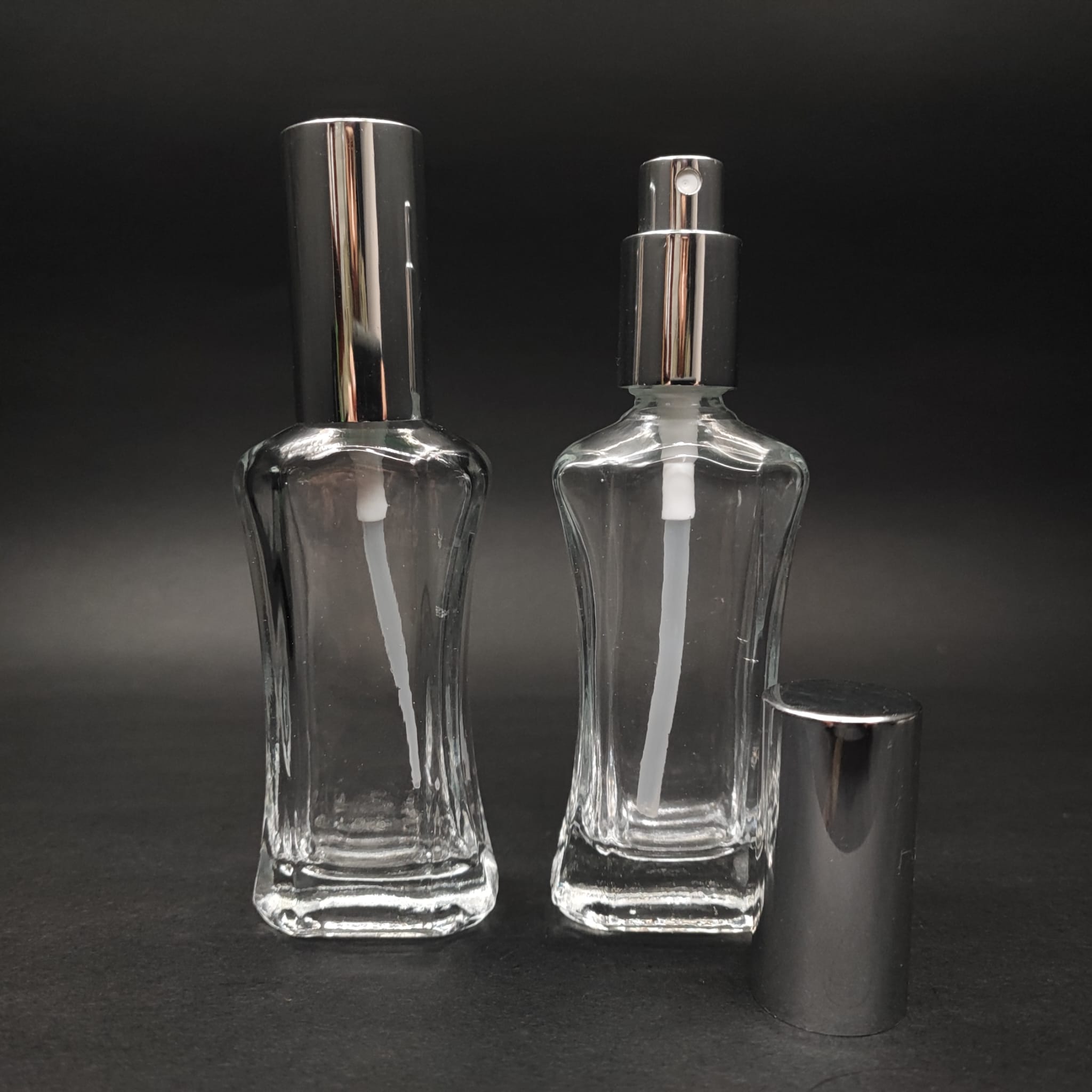 50 Ml Lüks Vidalı Valf Çevirme Parfüm Şişeleri - 50 Cc Milano Cam Şişe - Gümüş Metal Spreyli Kapaklı Set (Camın Kalınlığı İle İlgili +/- 5 Ml Tolerans Olabilir)