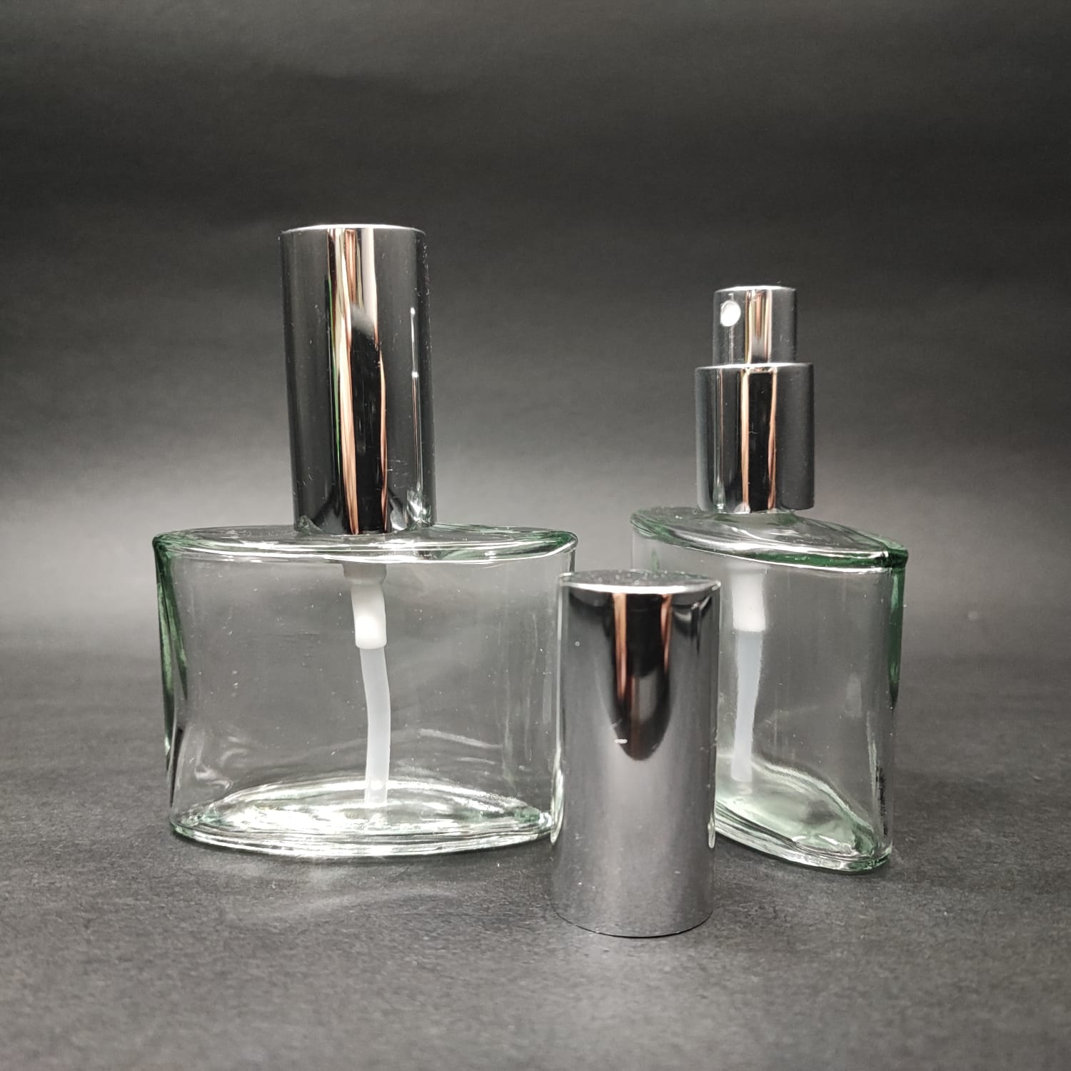 50 Ml Lüks Vidalı Valf Çevirme Parfüm Şişeleri - 50 Cc Yassı Şeffaf Cam Şişe - Gümüş Metal Spreyli Kapaklı Set