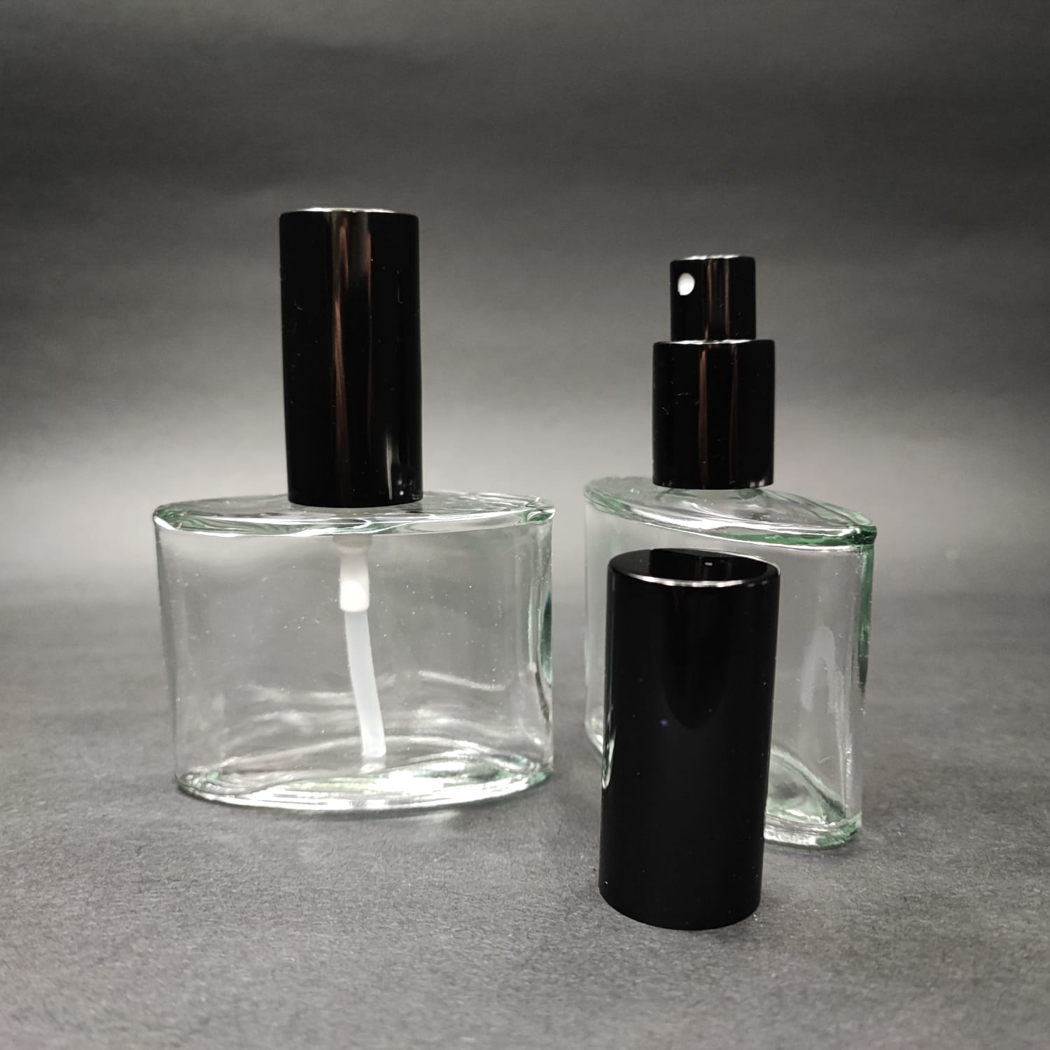 50 Ml Lüks Vidalı Valf Çevirme Parfüm Şişeleri - 50 Cc Yassı Şeffaf Cam Şişe - Siyah Metal Spreyli Kapaklı Set