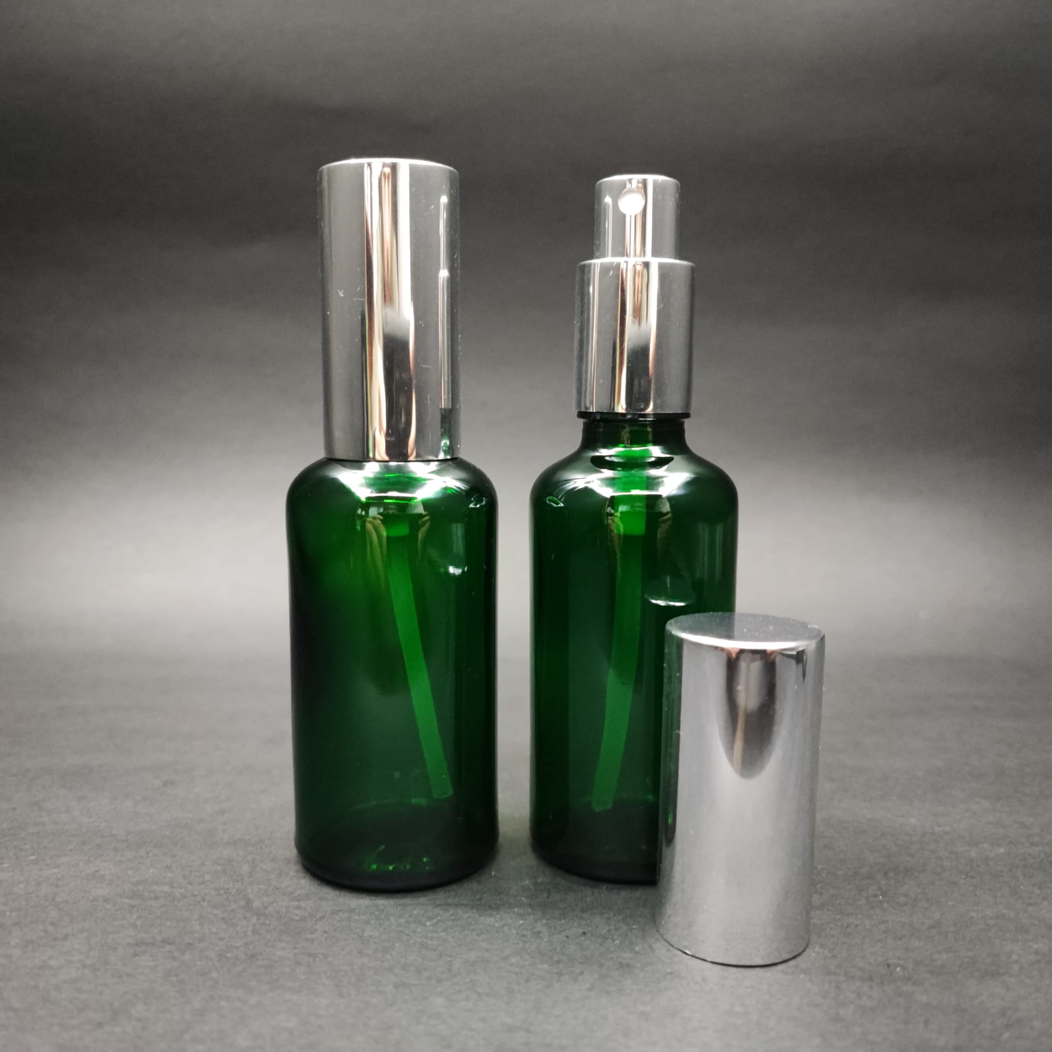 50 Ml Lüks Vidalı Valf Çevirme Parfüm Şişeleri - 50 Cc Yeşil Cam Şişe - Gümüş Metal Spreyli Kapaklı Set