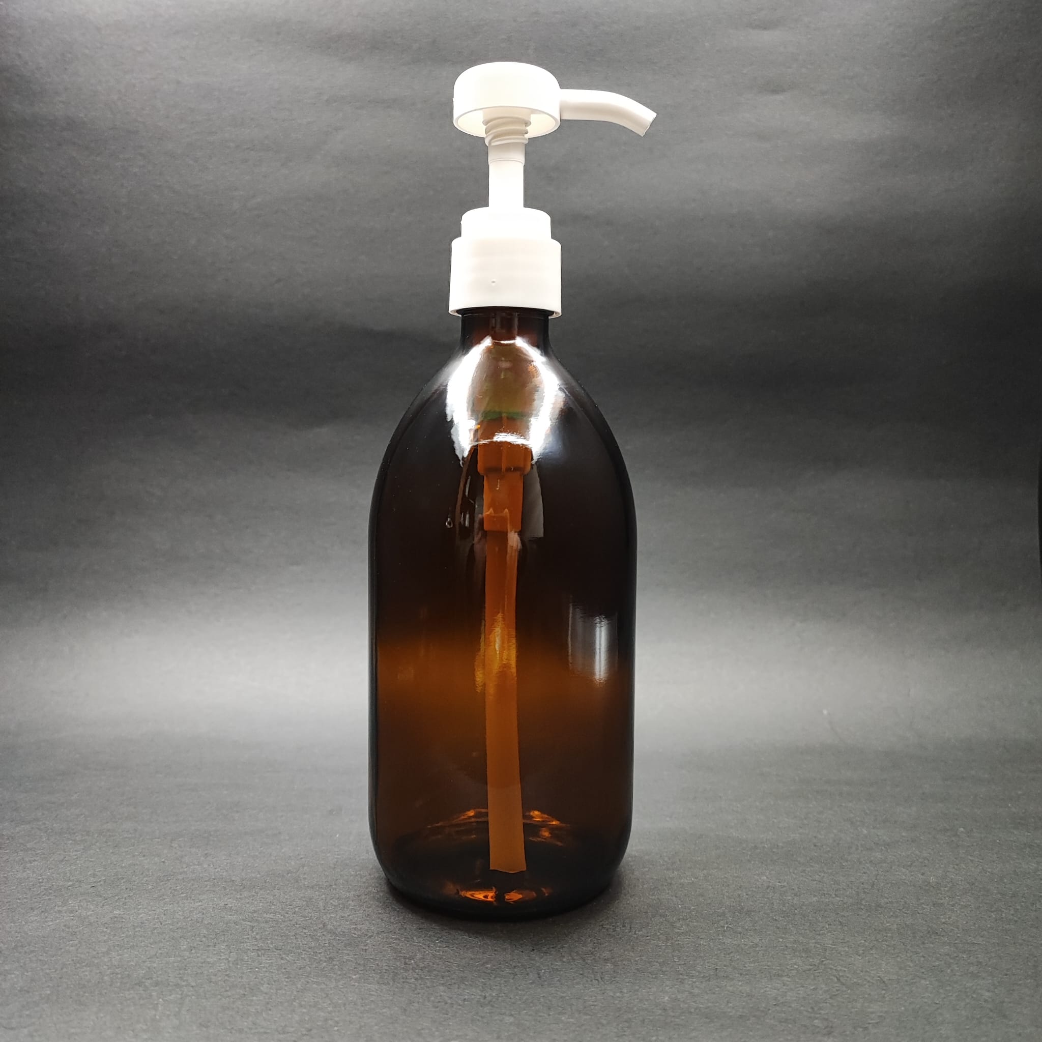500 Cc Amber Cam Şişe - Beyaz Dozaj Pompalı (Her Basmada 4 Cc Sıvı Atar)  - 500 Ml Pompalı Şişe - Şurup, Şampuan, Krem Gibi Yoğun Kıvamlı Sıvılarda Kullanılır