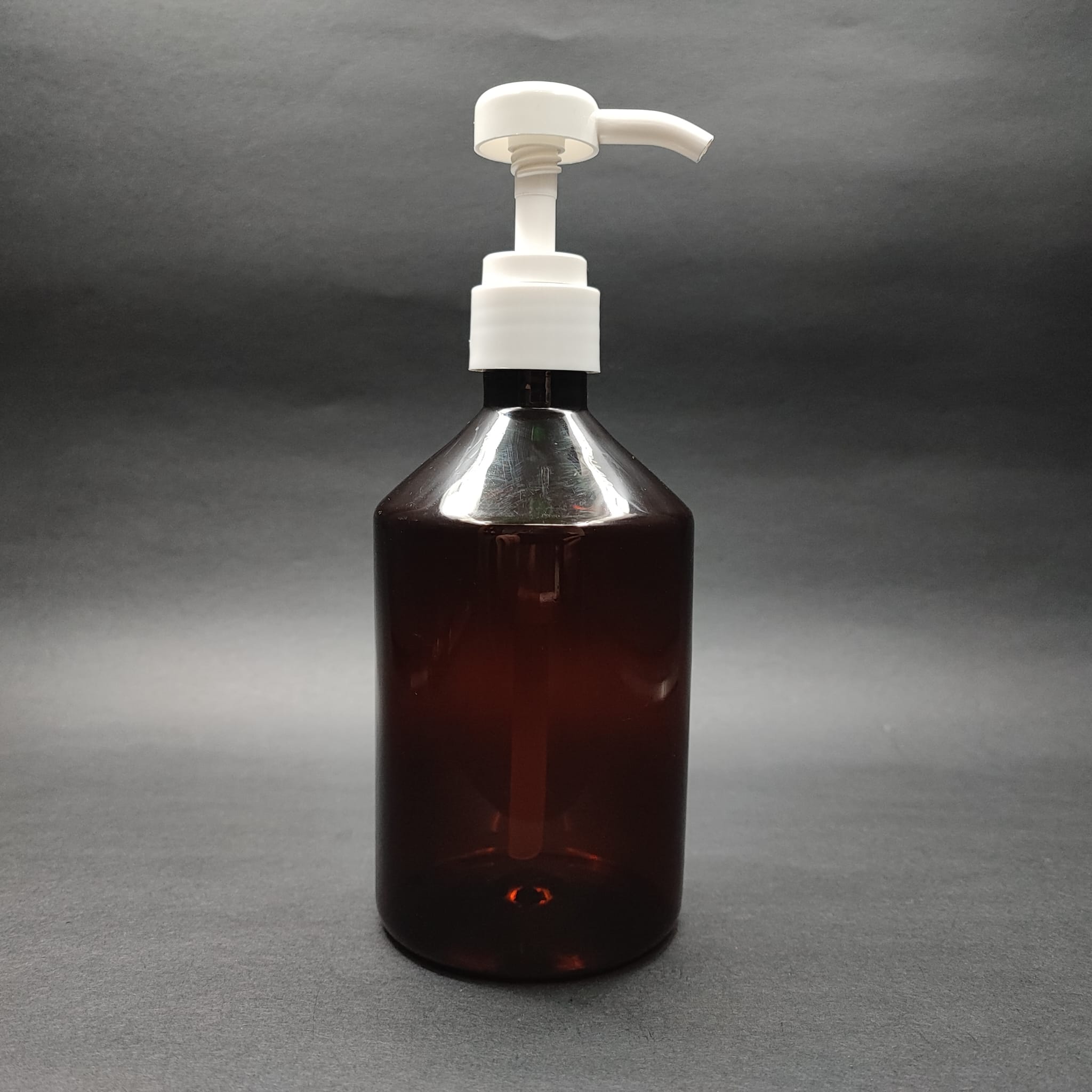 500 Cc Amber Küt Pet Şişe - Beyaz Dozaj Pompalı (Her Basmada 4 Cc Sıvı Atar)  - 500 Ml Pompalı Şişe - Şurup, Şampuan, Krem Gibi Yoğun Kıvamlı Sıvılarda Kullanılır