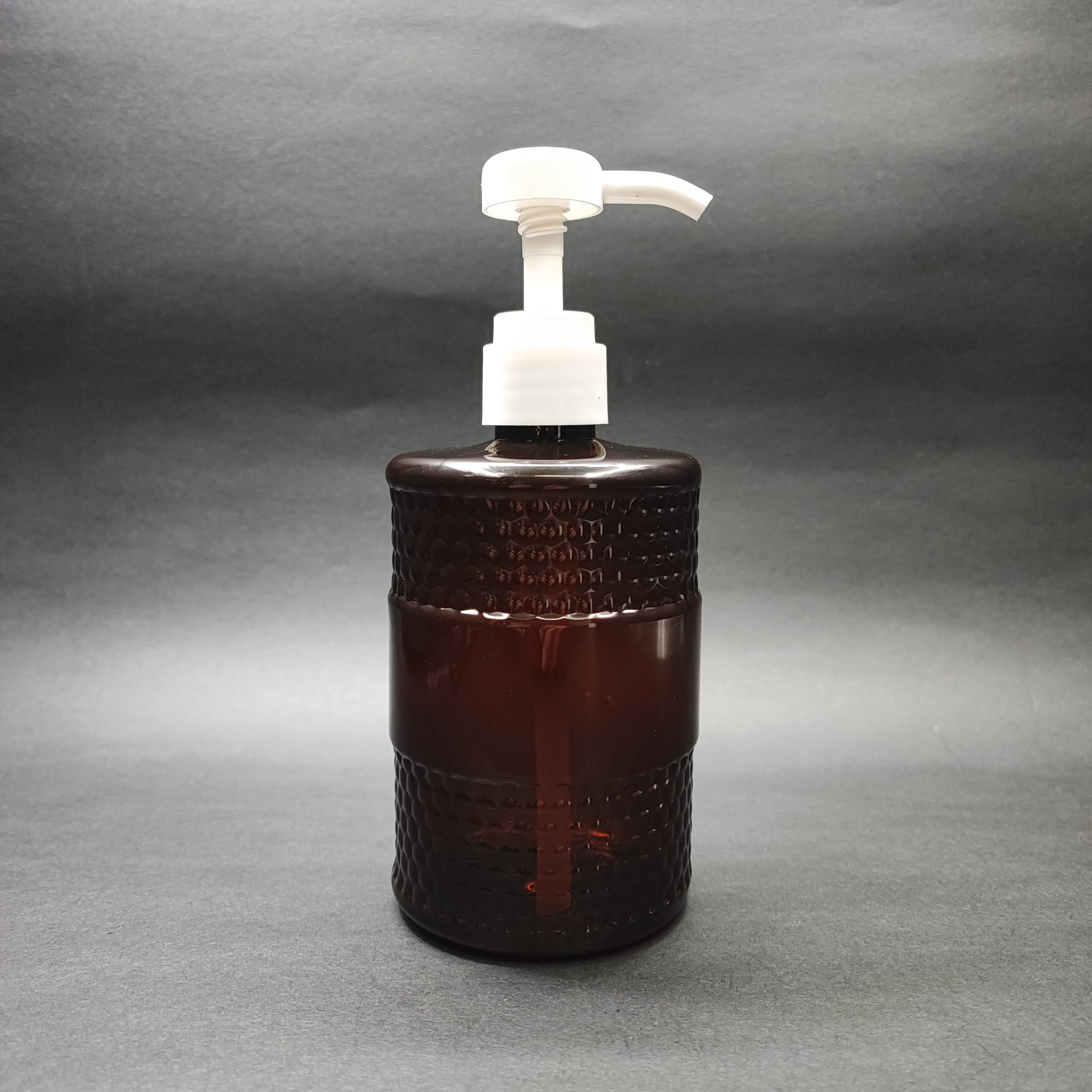500 Cc Desenli Amber Pet Şişe - Beyaz Dozaj Pompalı (Her Basmada 4 Cc Sıvı Atar)  - 500 Ml Pompalı Şişe - Şurup, Şampuan, Krem Gibi Yoğun Kıvamlı Sıvılarda Kullanılır