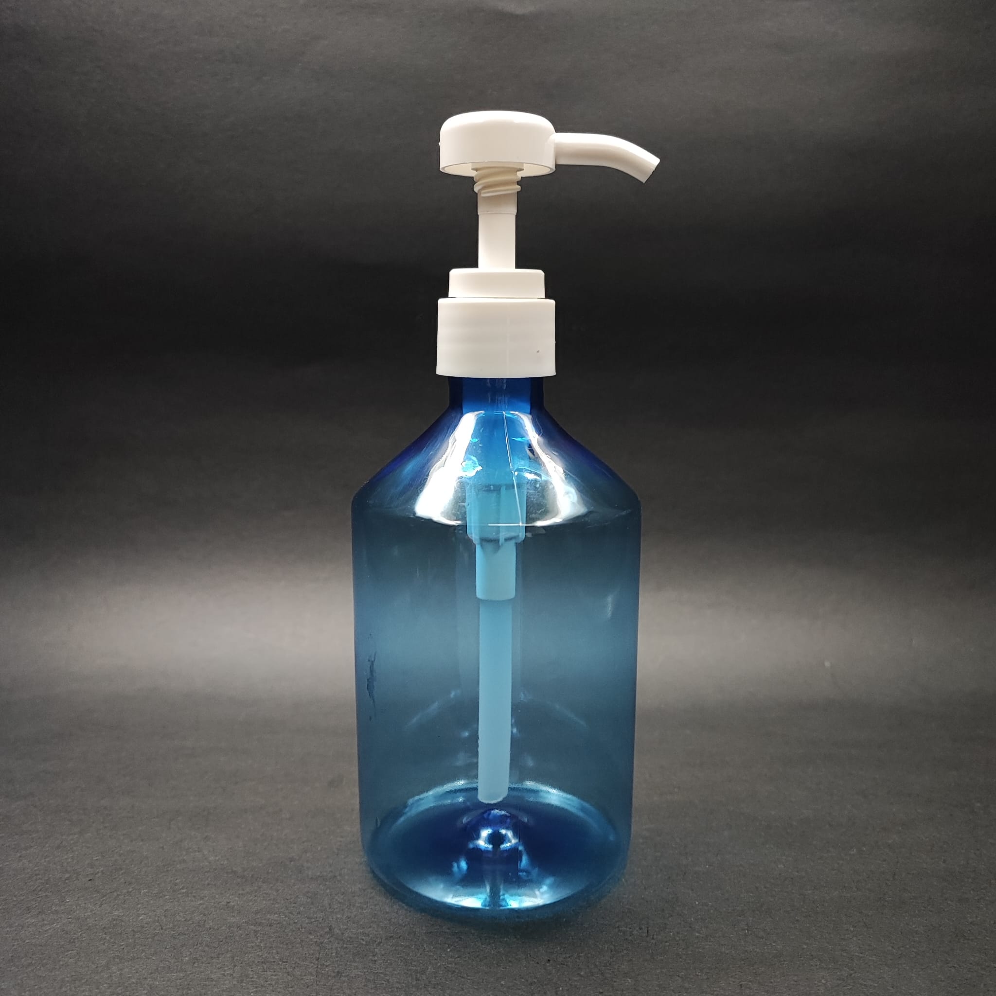 500 Cc Mavi Küt Pet Şişe - Beyaz Dozaj Pompalı (Her Basmada 4 Cc Sıvı Atar)  - 500 Ml Pompalı Şişe - Şurup, Şampuan, Krem Gibi Yoğun Kıvamlı Sıvılarda Kullanılır