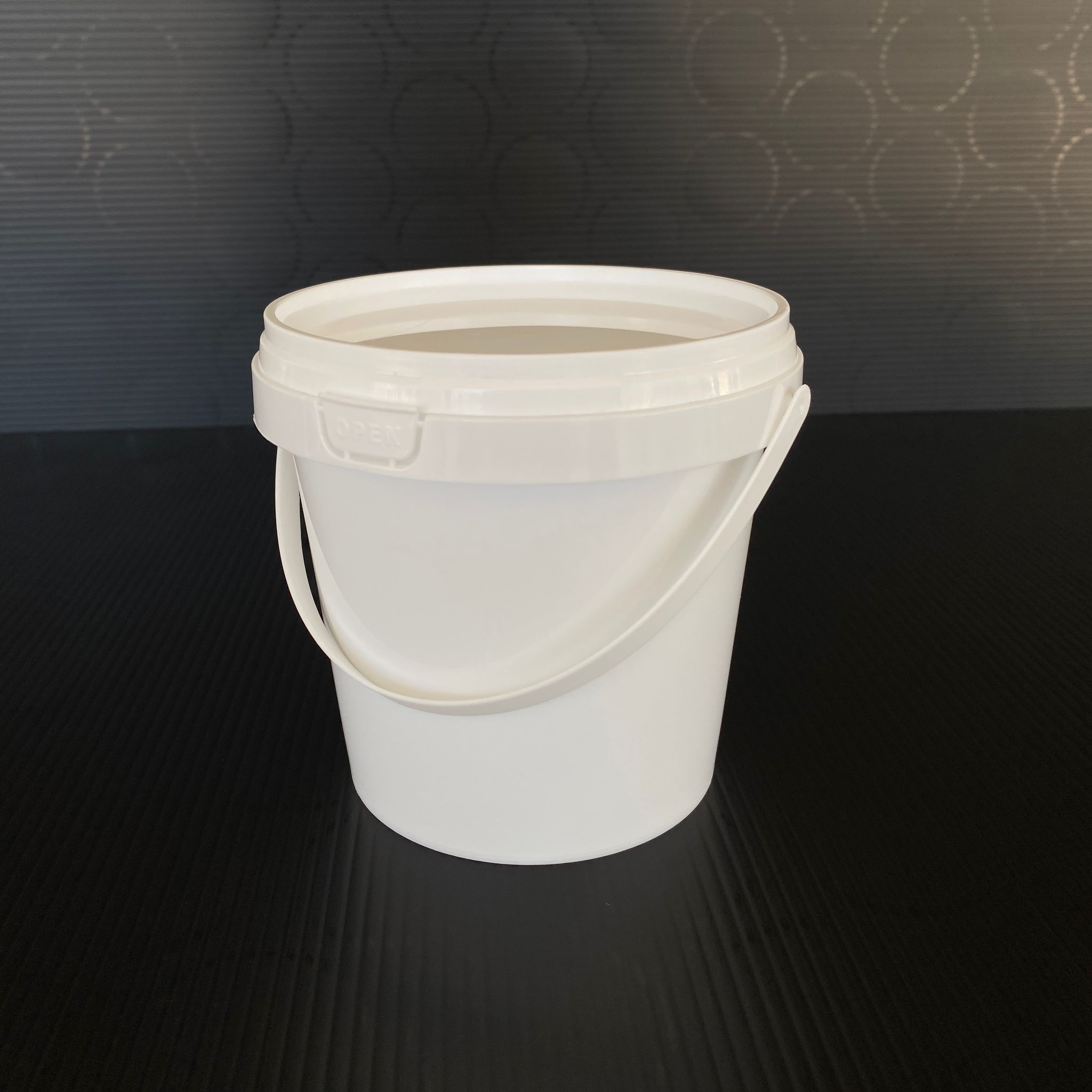 500 Cc Plastik Kova - Beyaz - 500 Ml Saplı Gıdaya Uygun Sızdırmaz Kilitli Kapaklı Kova - Yoğurt Kovası, Boya Kovası, Tahin Pekmez Kovası, Zeytin Kovası Vb Alanlarda Kullanılabilir.