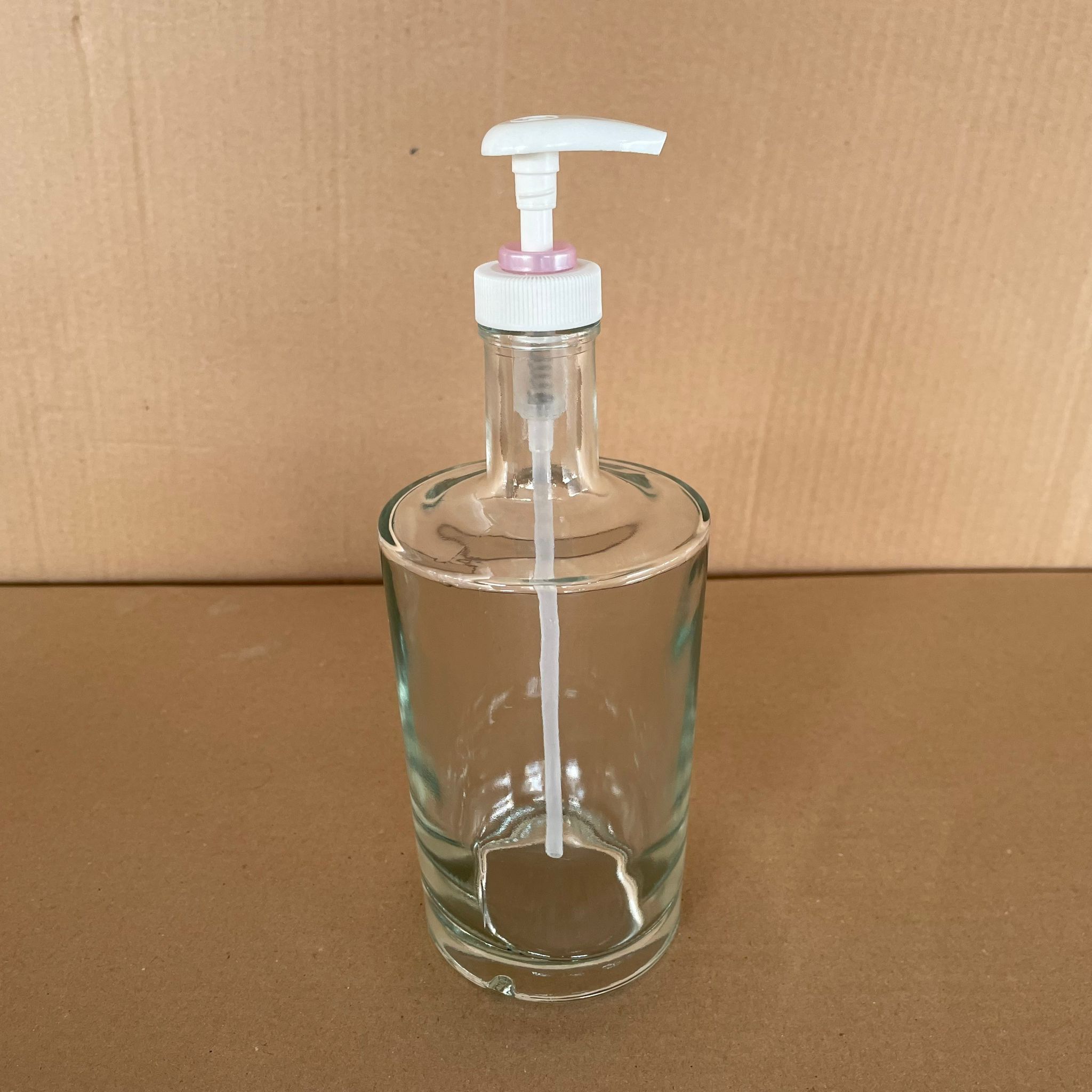 500 Cc Sıvı Sabun Pompalı Lüx Cam Şişe - Şeffaf (Pembe) Pompalı - Krem, Losyon, Yağ, Sıvı Sabun Gibi Yoğun Sıvılar İçin Kullanılabilir