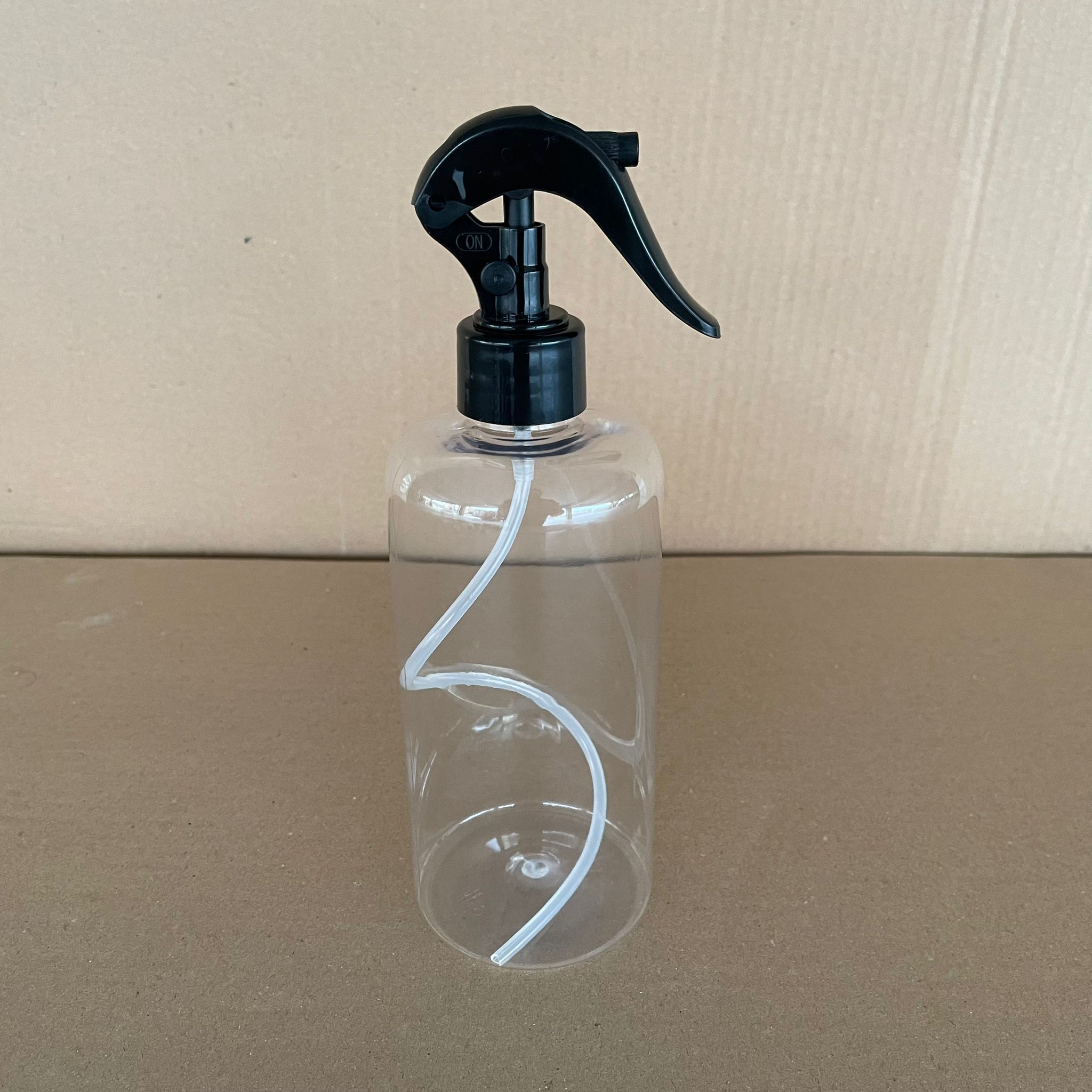 500 Cc Uzun Silindir Pet Şişe Kalın (26 Gr) - Siyah Triger Spreyli (Duman Püskürtür) - 28 Ağız - 500 Ml Pet Şişe