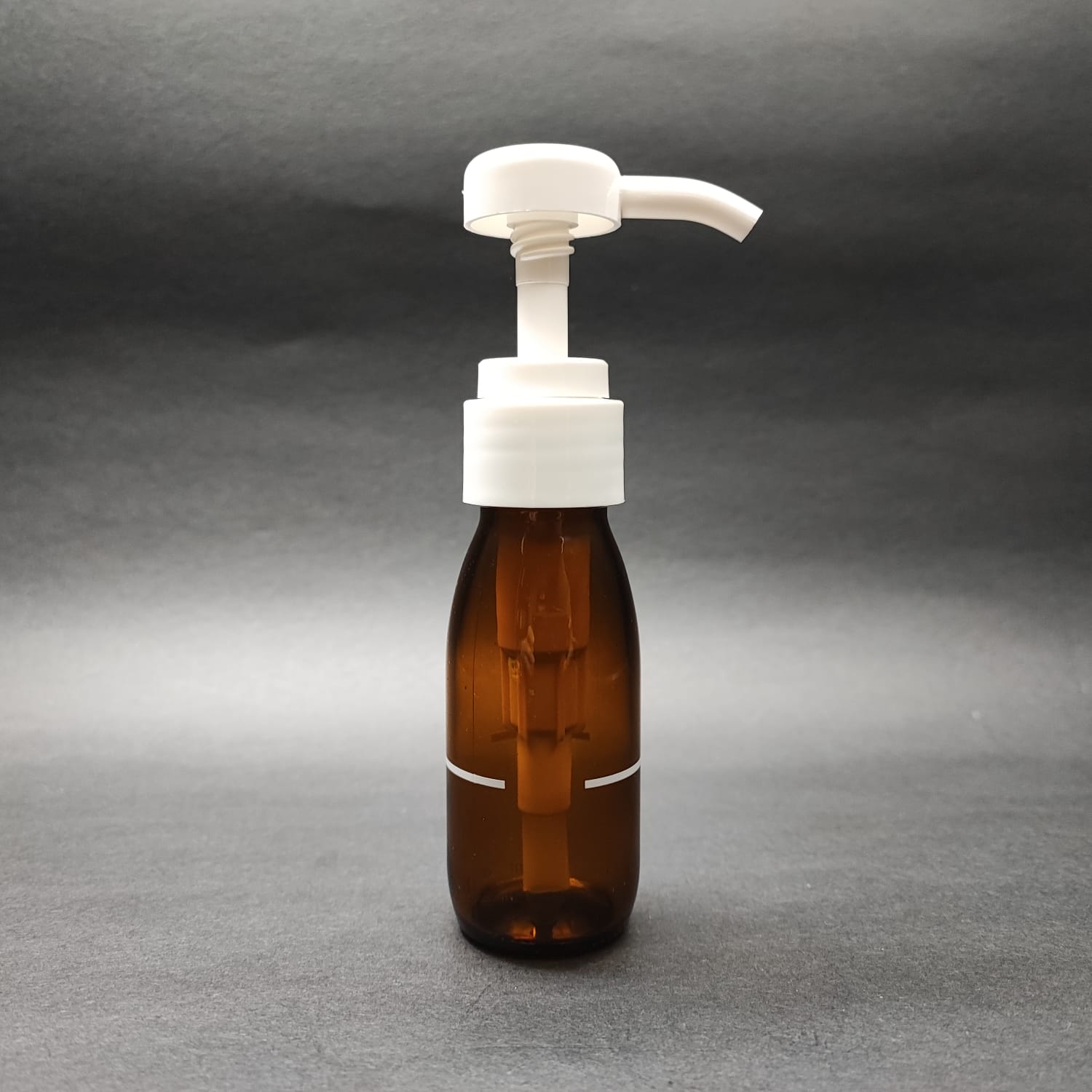 60 Cc Amber Cam Şişe + Beyaz Dozaj Pompalı (Her Basmada 4 Cc Sıvı Atar)  - 60 Ml Pompalı Şişe - Şurup, Şampuan, Krem Gibi Yoğun Kıvamlı Sıvılarda Kullanılır