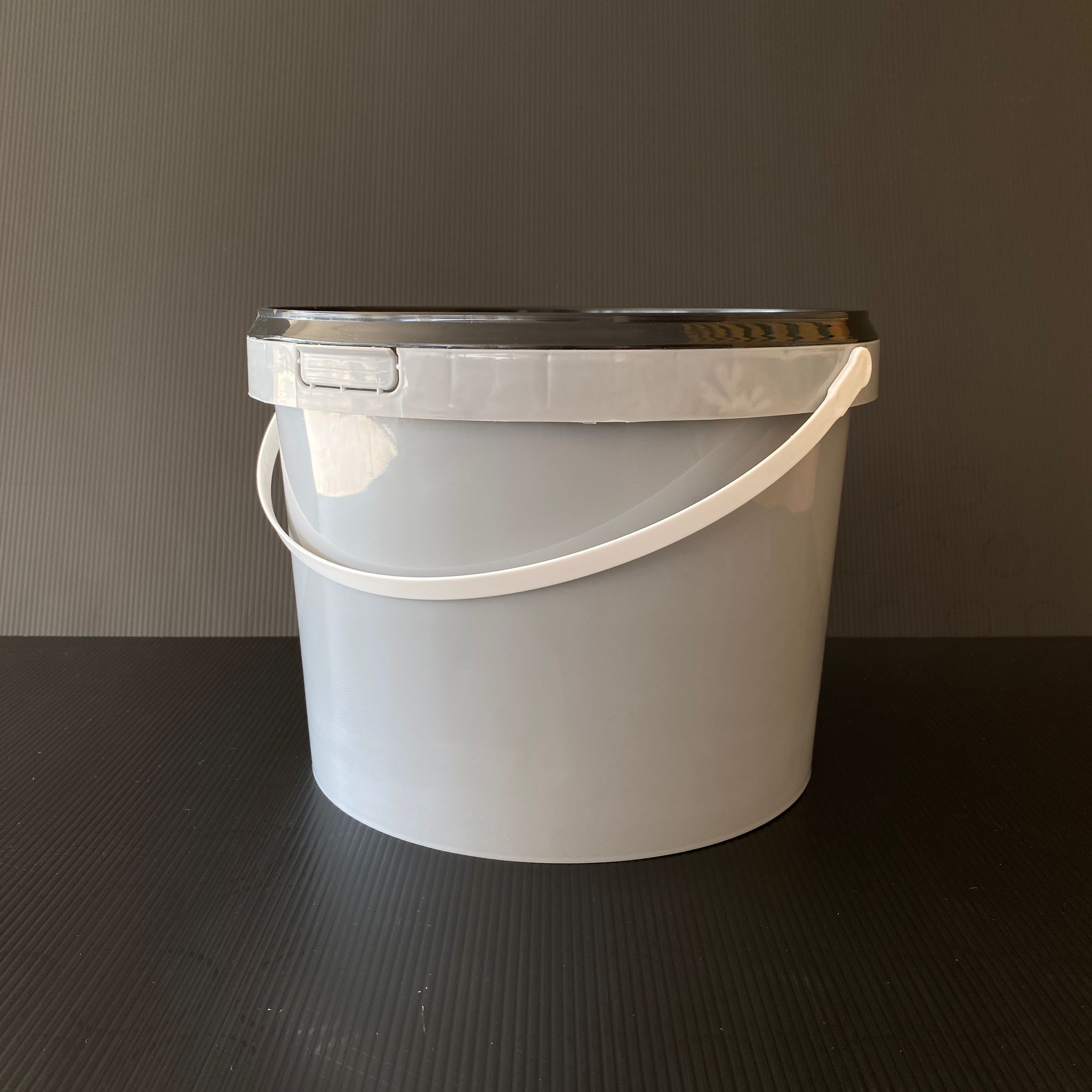 7,5 Litre Plastik Kova - Gri- 7,5 Lt Saplı Gıdaya Uygun Sızdırmaz Kilitli Siyah Kapaklı Kova - Bal Kovası, Yoğurt Kovası, Kimyasal Kovası, Boya Kovası, Tahin Pekmez Kovası, Zeytin Kovası Vb Alanlarda Kullanılabilir.