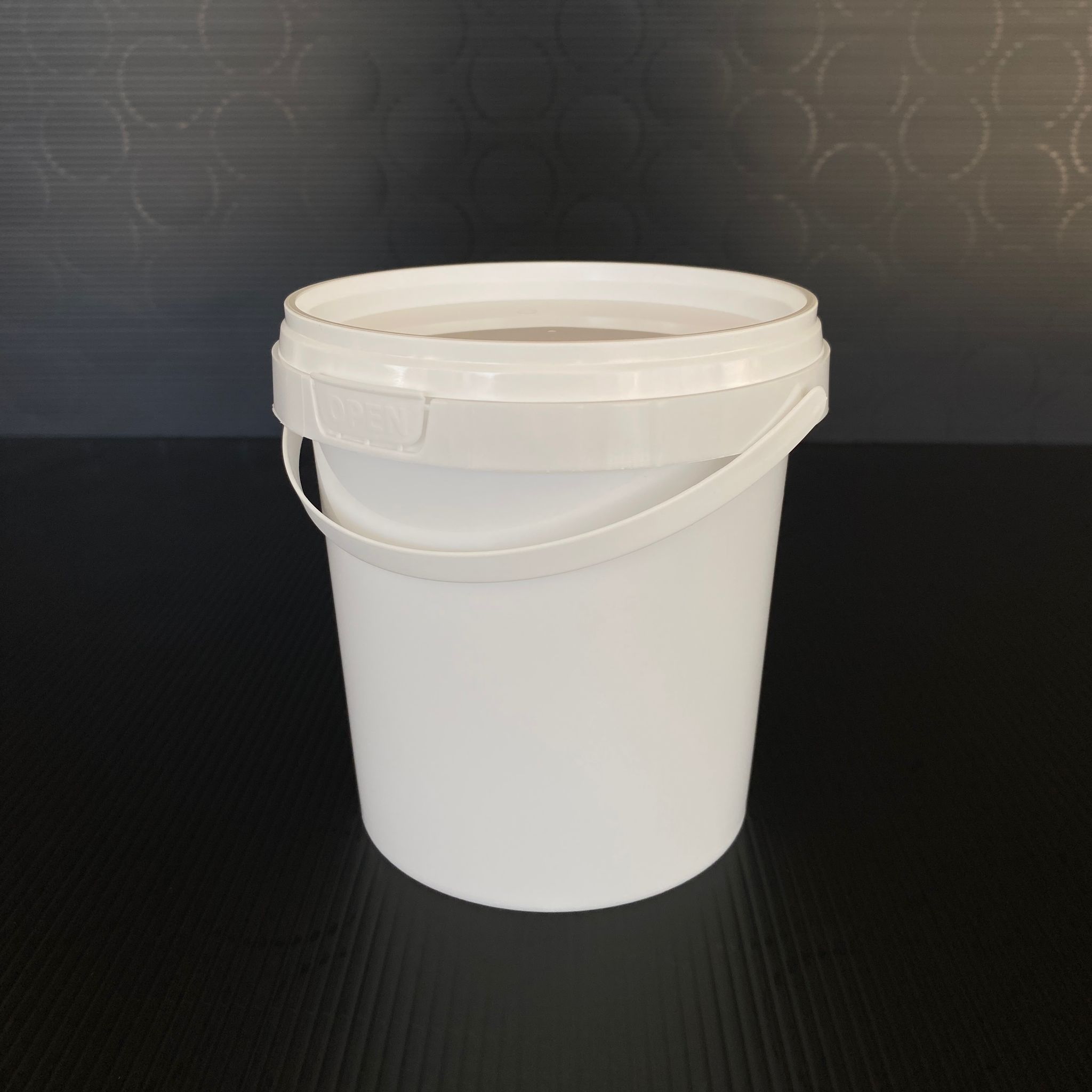 750 Cc Plastik Kova - Beyaz - 750 Ml Saplı Gıdaya Uygun Sızdırmaz Kilitli Kapaklı Kova - Yoğurt Kovası, Boya Kovası, Tahin Pekmez Kovası, Zeytin Kovası Vb Alanlarda Kullanılabilir.