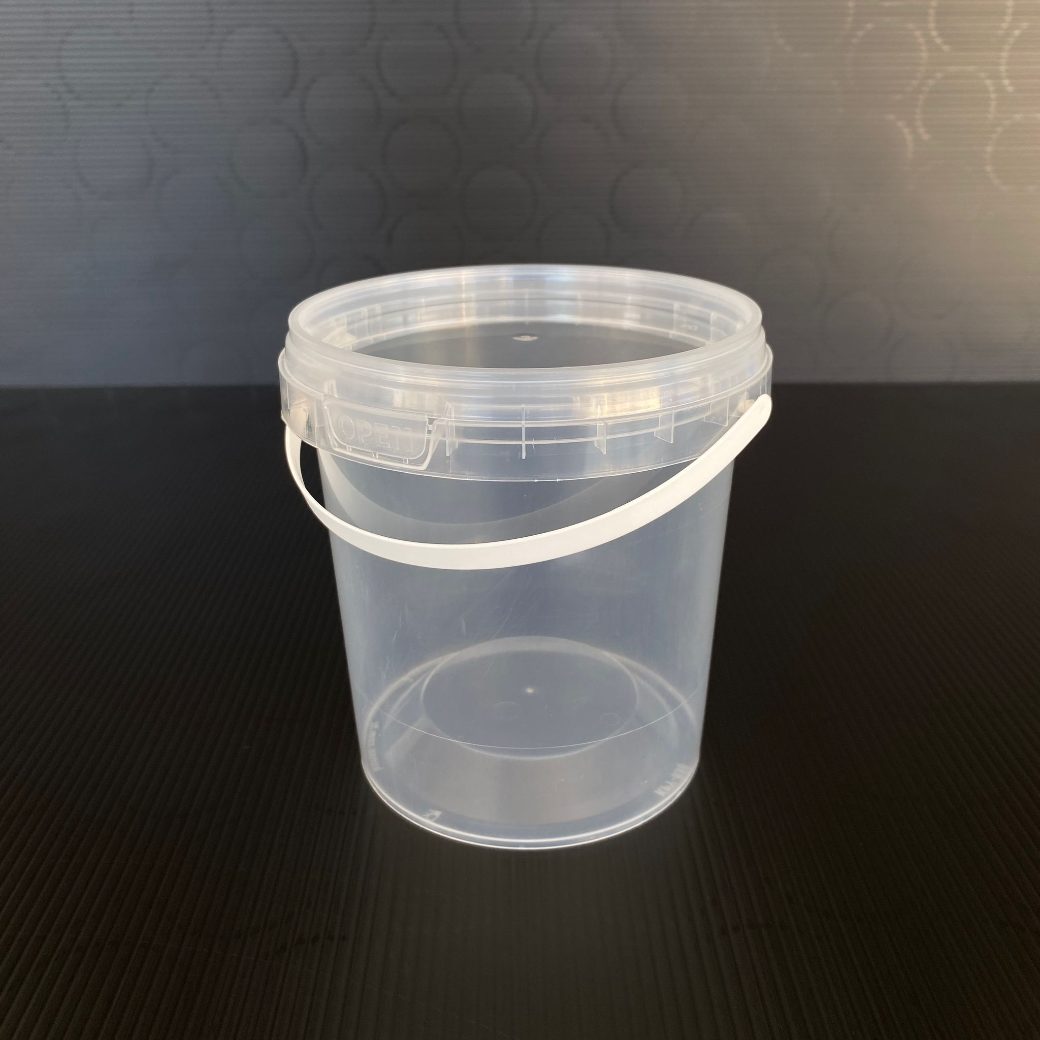 750 Cc Plastik Kova - Şeffaf - 750 Ml Saplı Gıdaya Uygun Sızdırmaz Kilitli Kapaklı Kova - Yoğurt Kovası, Boya Kovası, Tahin Pekmez Kovası, Zeytin Kovası Vb Alanlarda Kullanılabilir.