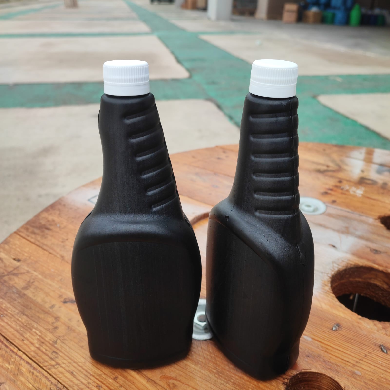 750 Cc Yassı Siyah Polietilen Şişe - Beyaz Kilitli Contalı Kapaklı - 750 Ml Boş Cam Sil Şişesi - Yassı Camsil Şişesi (Kimyasala Dayanıklı)